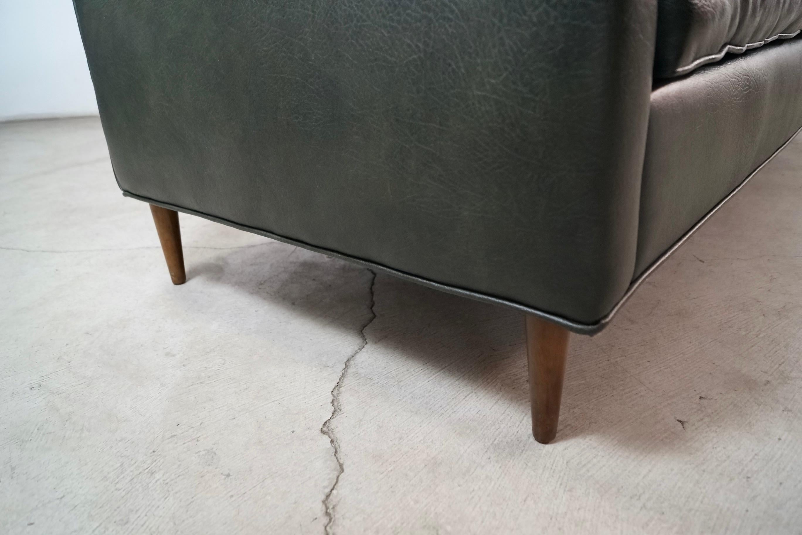 1960's Mid-Century Modern Walnut Arm Sofa im Angebot 10