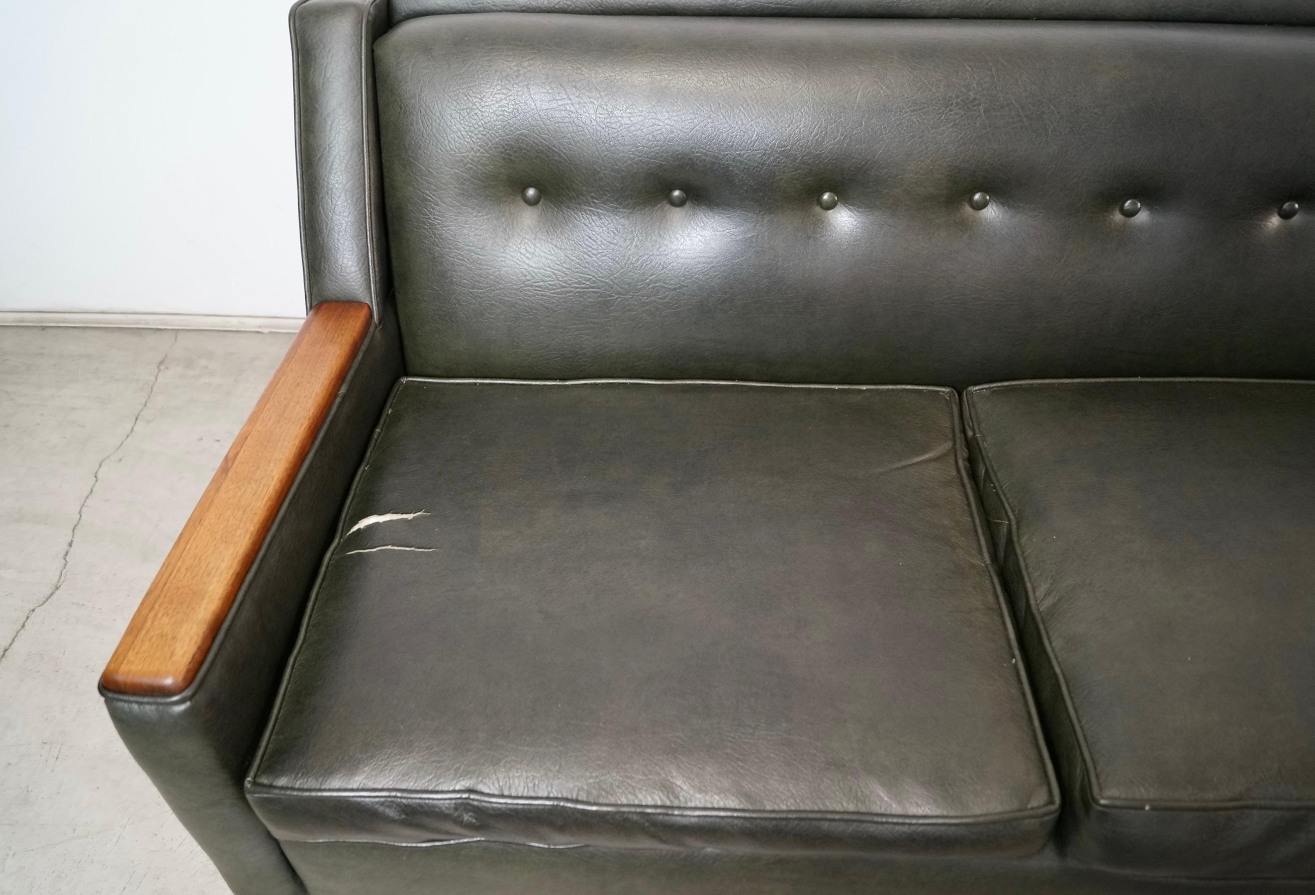 1960's Mid-Century Modern Walnut Arm Sofa im Angebot 11