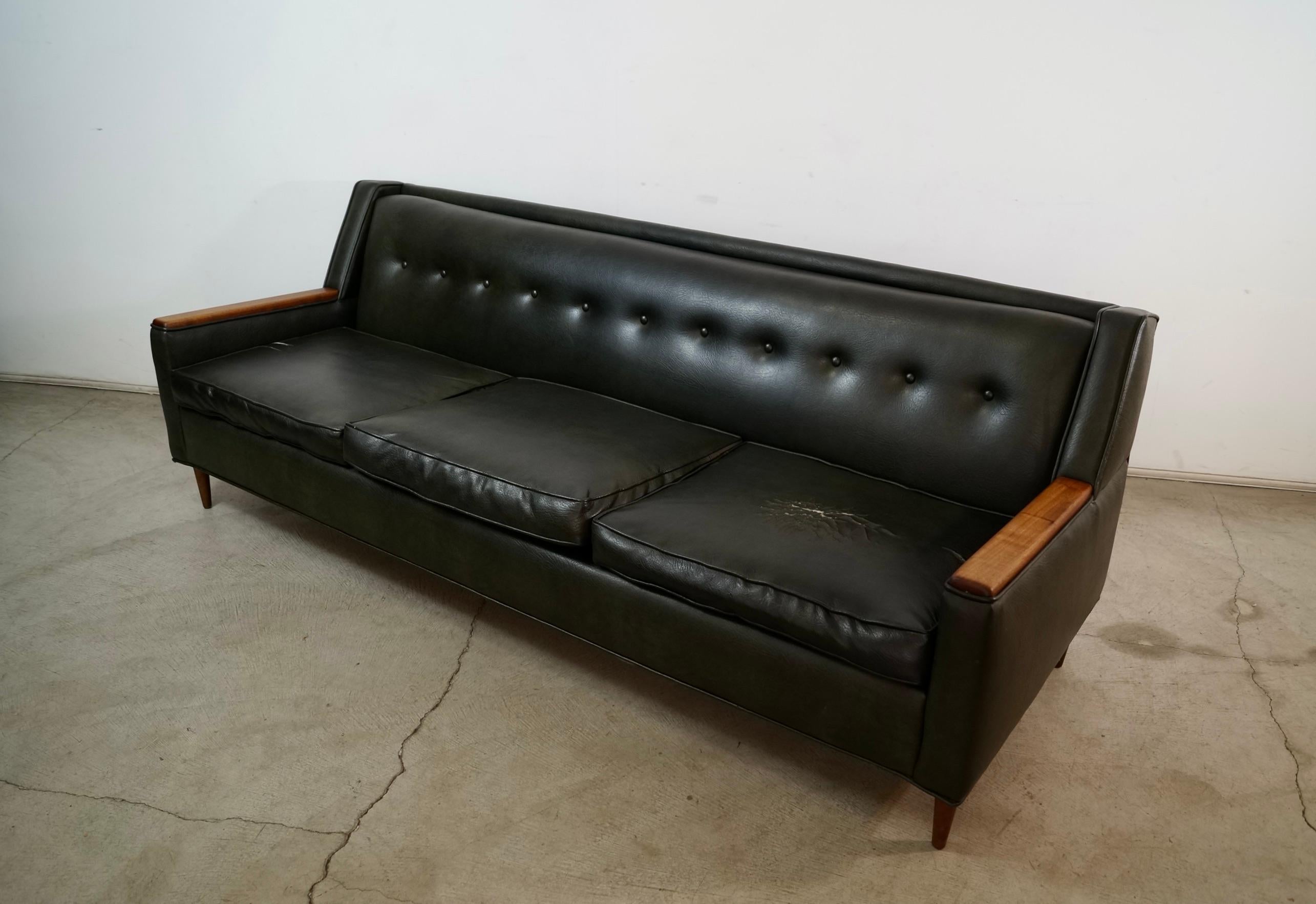1960's Mid-Century Modern Walnut Arm Sofa (Moderne der Mitte des Jahrhunderts) im Angebot