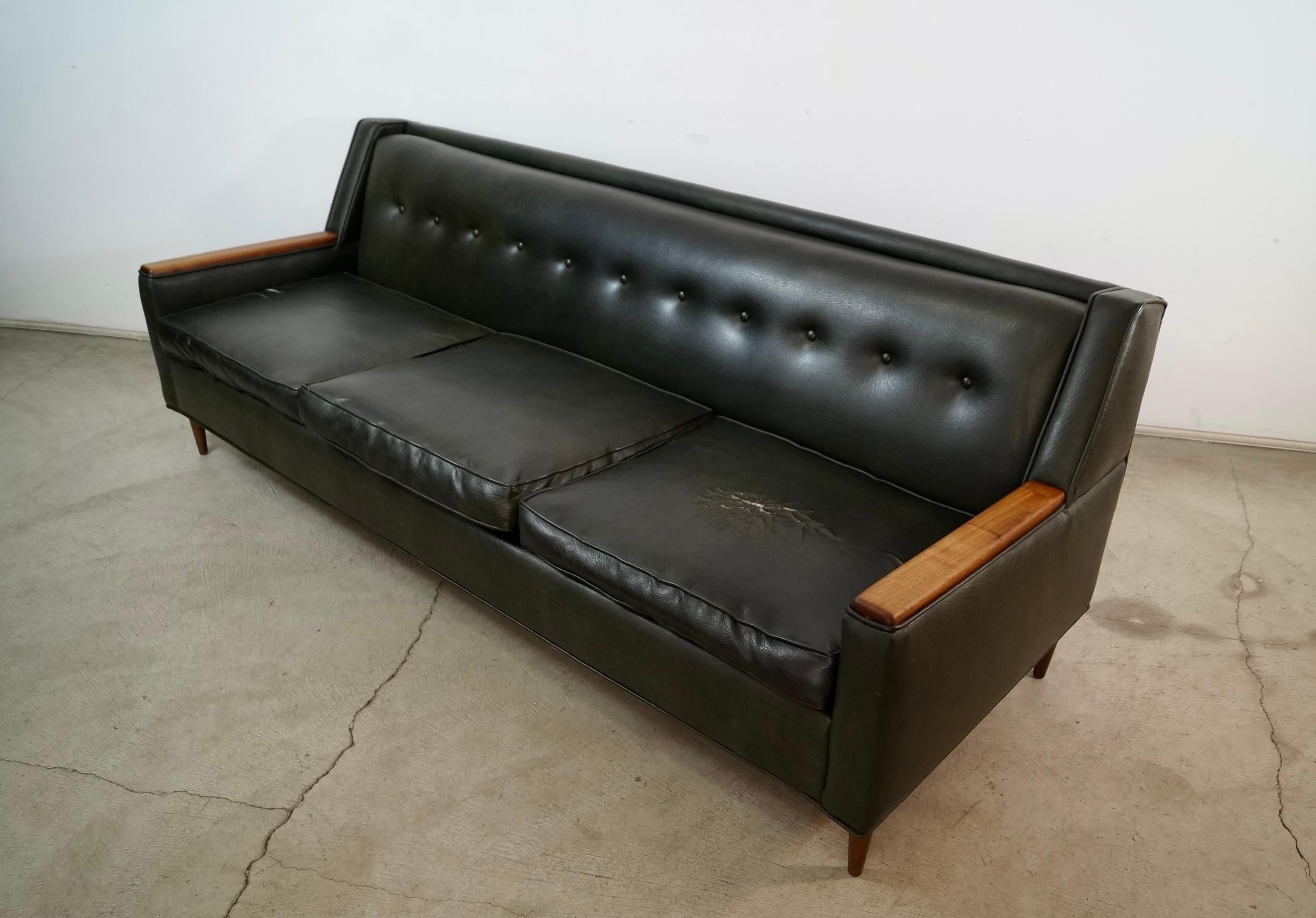 1960's Mid-Century Modern Walnut Arm Sofa (amerikanisch) im Angebot