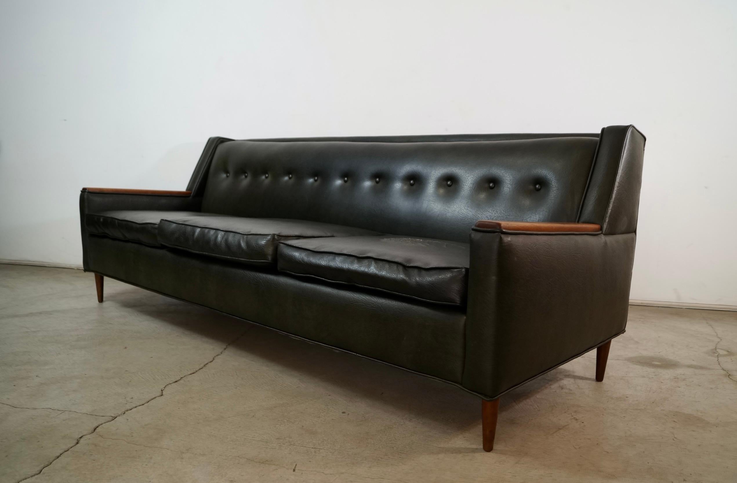 1960's Mid-Century Modern Walnut Arm Sofa im Zustand „Relativ gut“ im Angebot in Burbank, CA