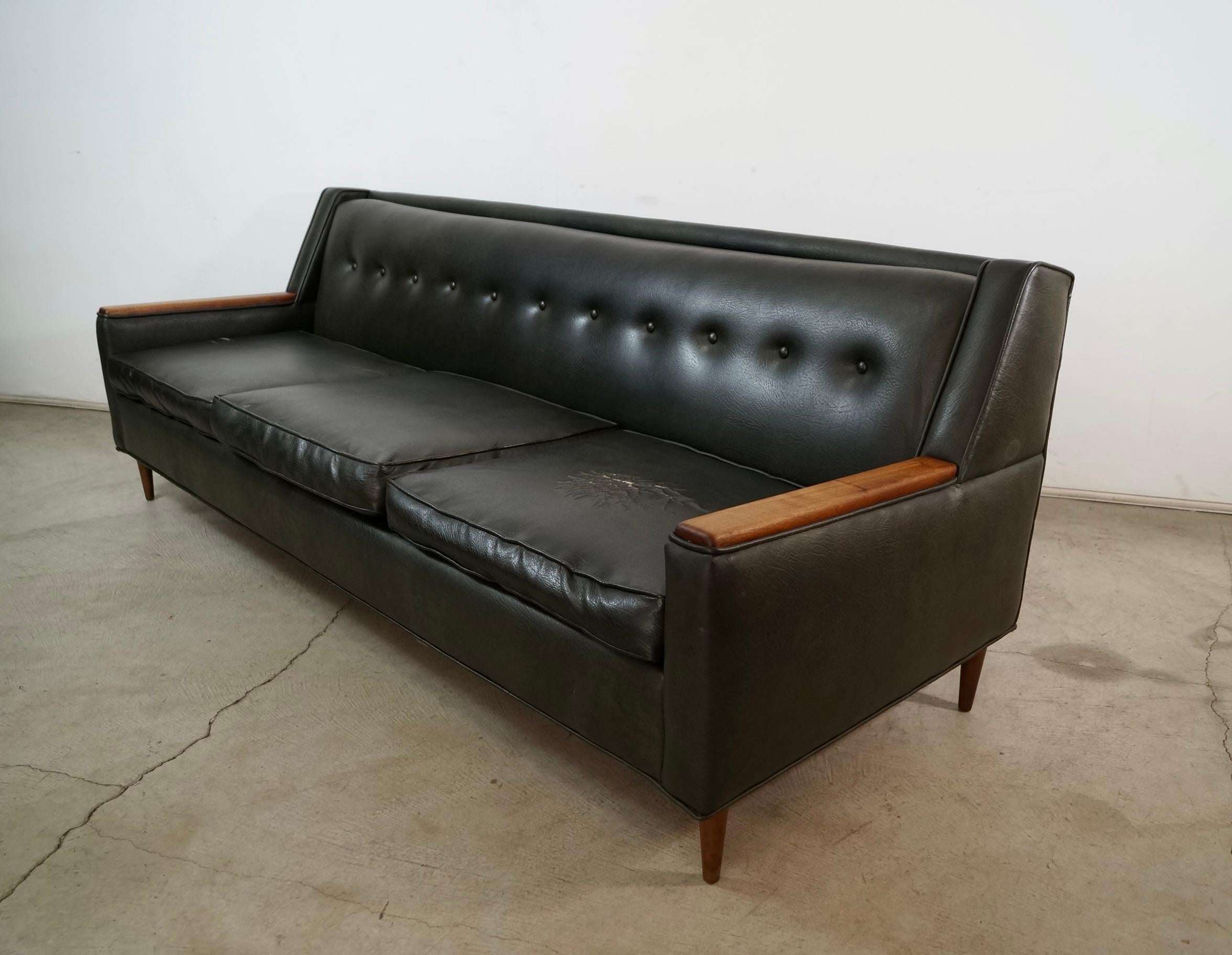 1960's Mid-Century Modern Walnut Arm Sofa (Mitte des 20. Jahrhunderts) im Angebot
