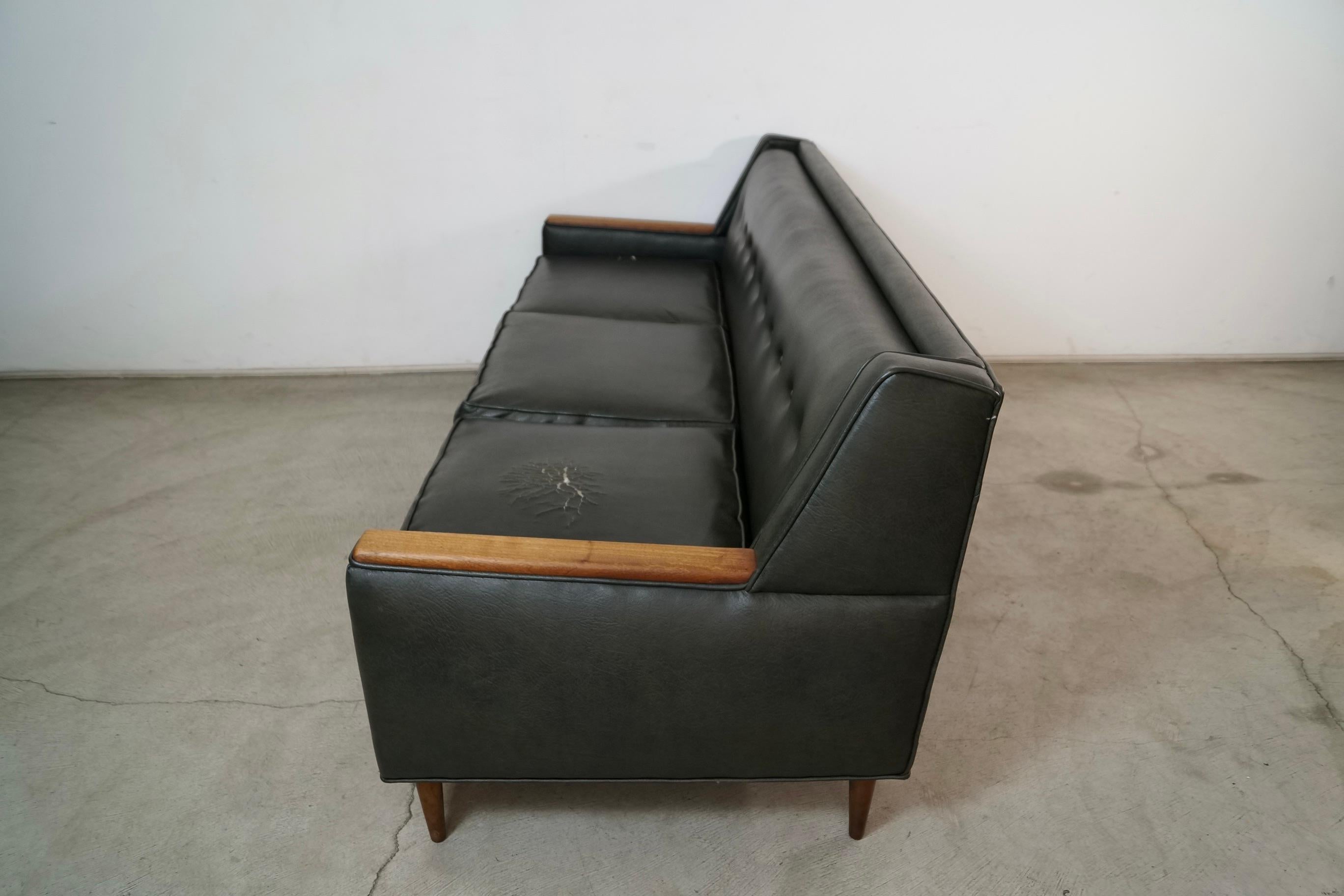 1960's Mid-Century Modern Walnut Arm Sofa (Kunstleder) im Angebot