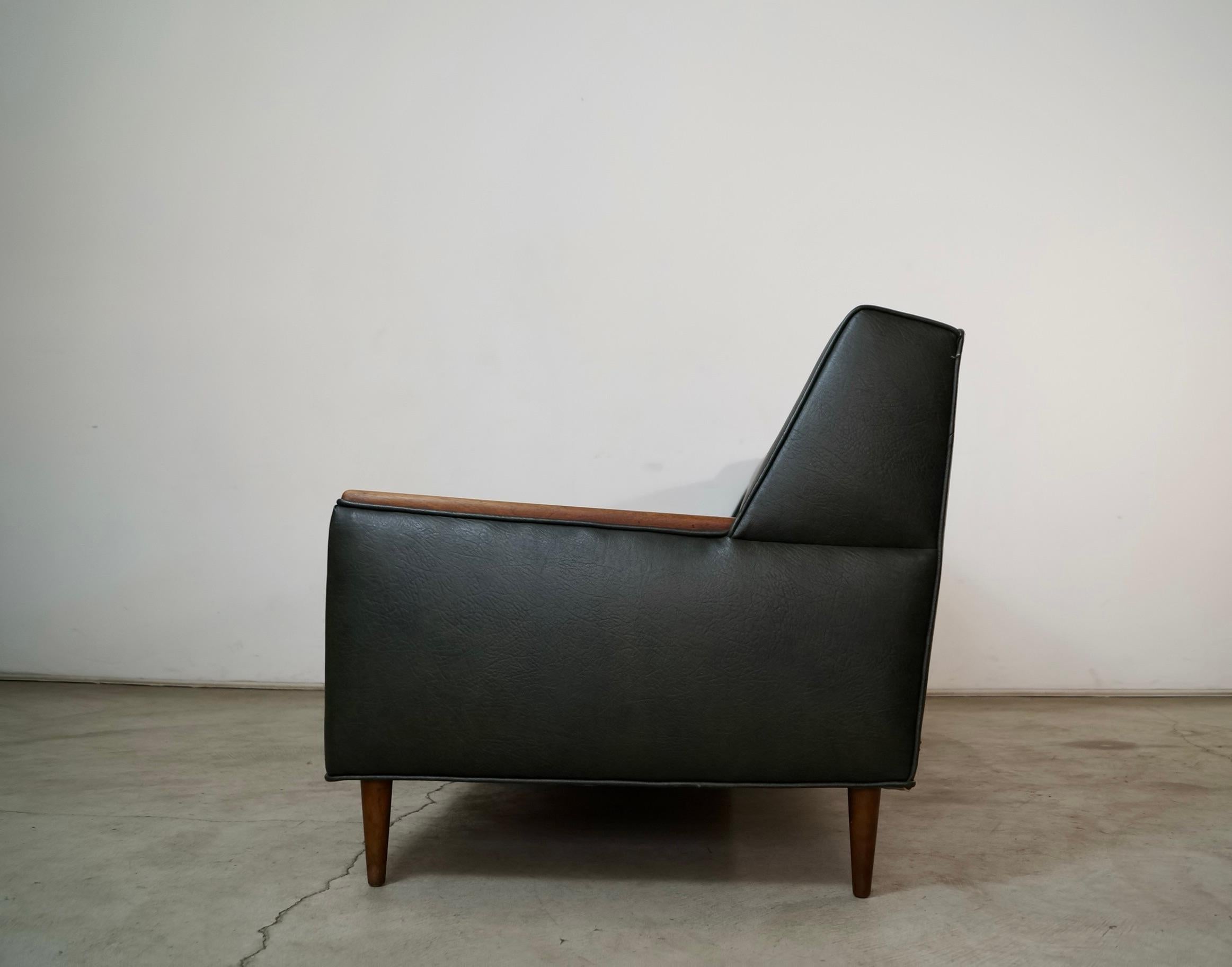 1960's Mid-Century Modern Walnut Arm Sofa im Angebot 1
