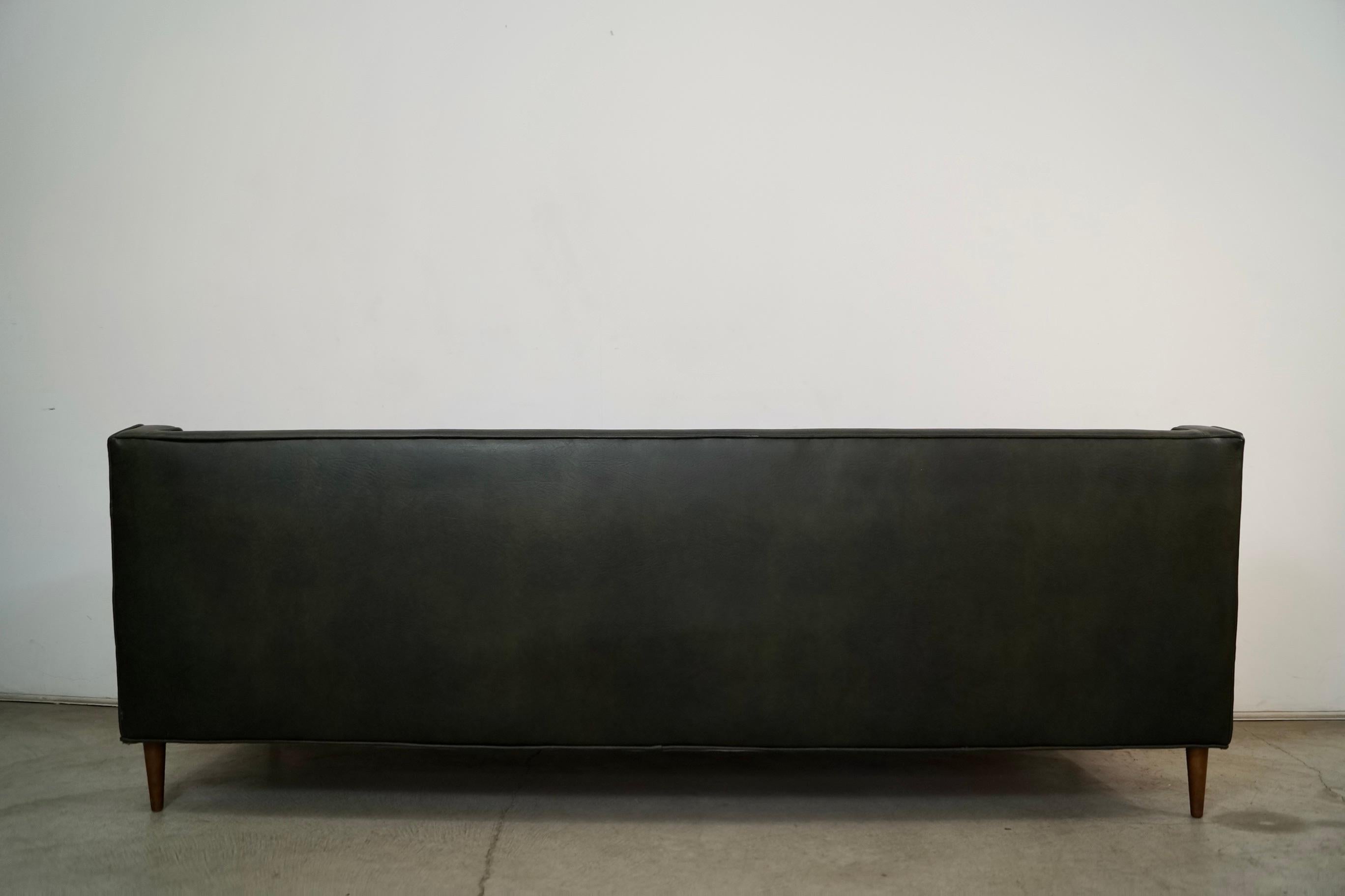 1960's Mid-Century Modern Walnut Arm Sofa im Angebot 2