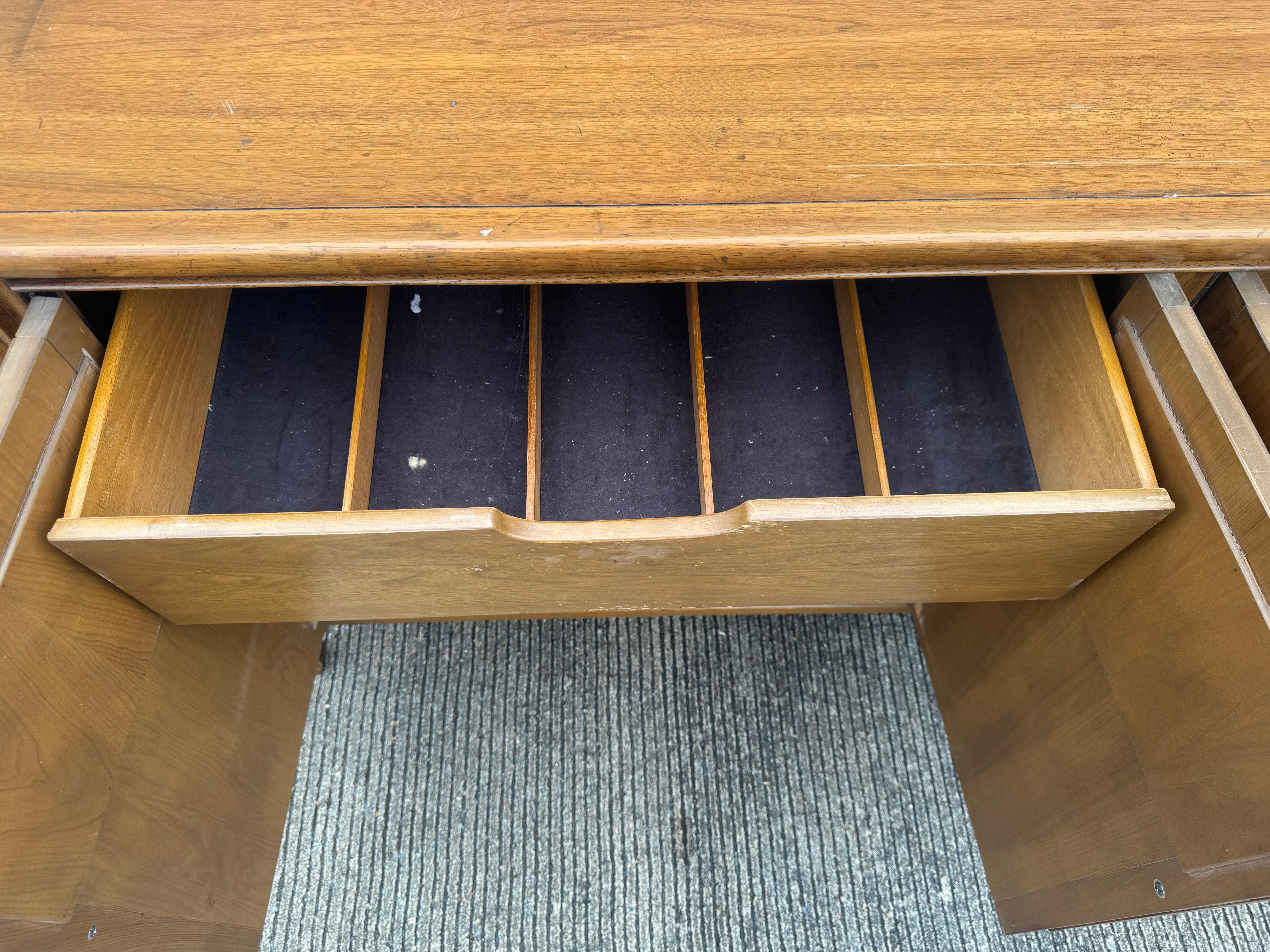 1960s Mid-Century Modern Walnut & Brass Buffet Credenza in vendita 3