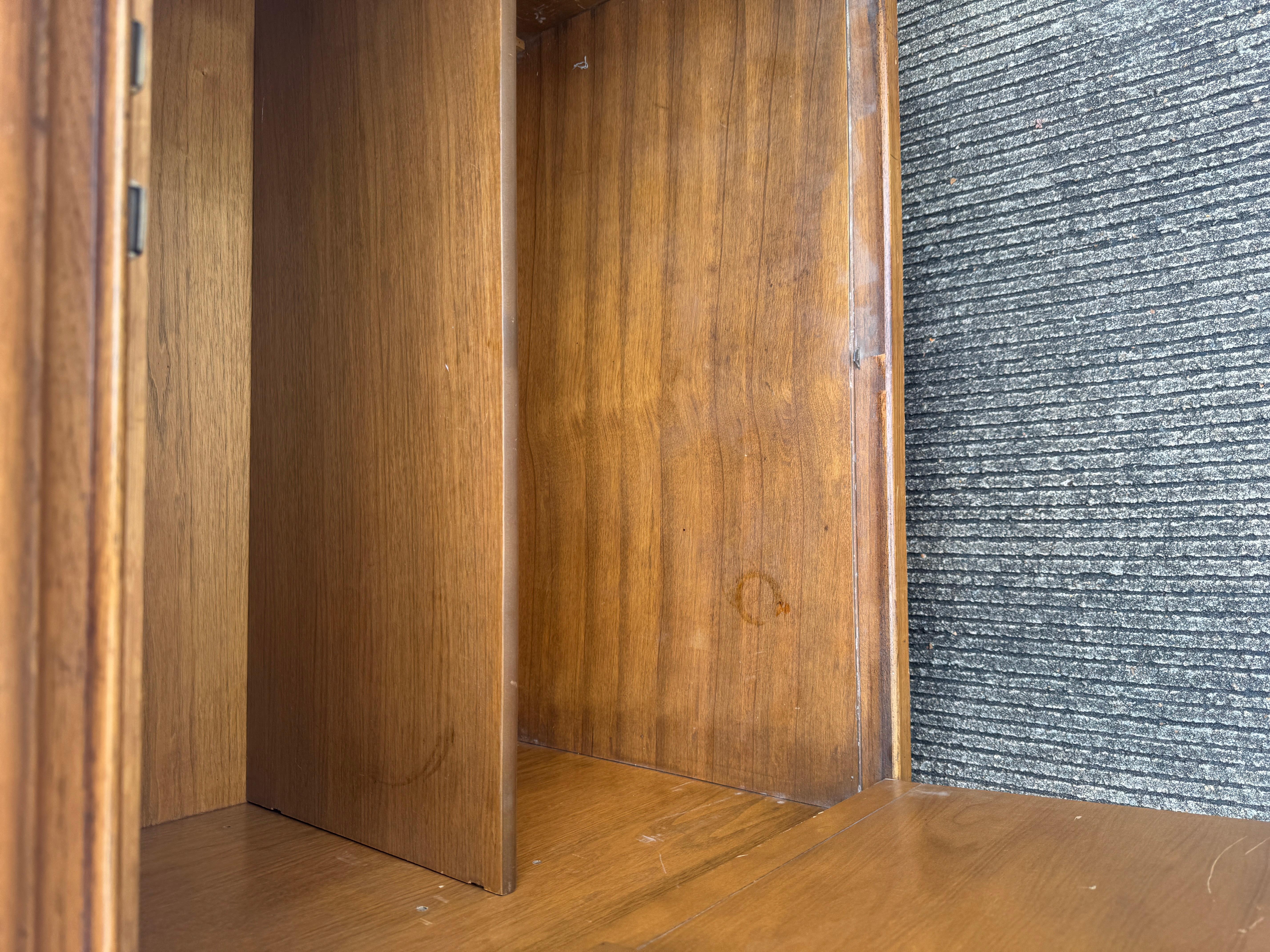 1960s Mid-Century Modern Walnut & Brass Buffet Credenza in vendita 4