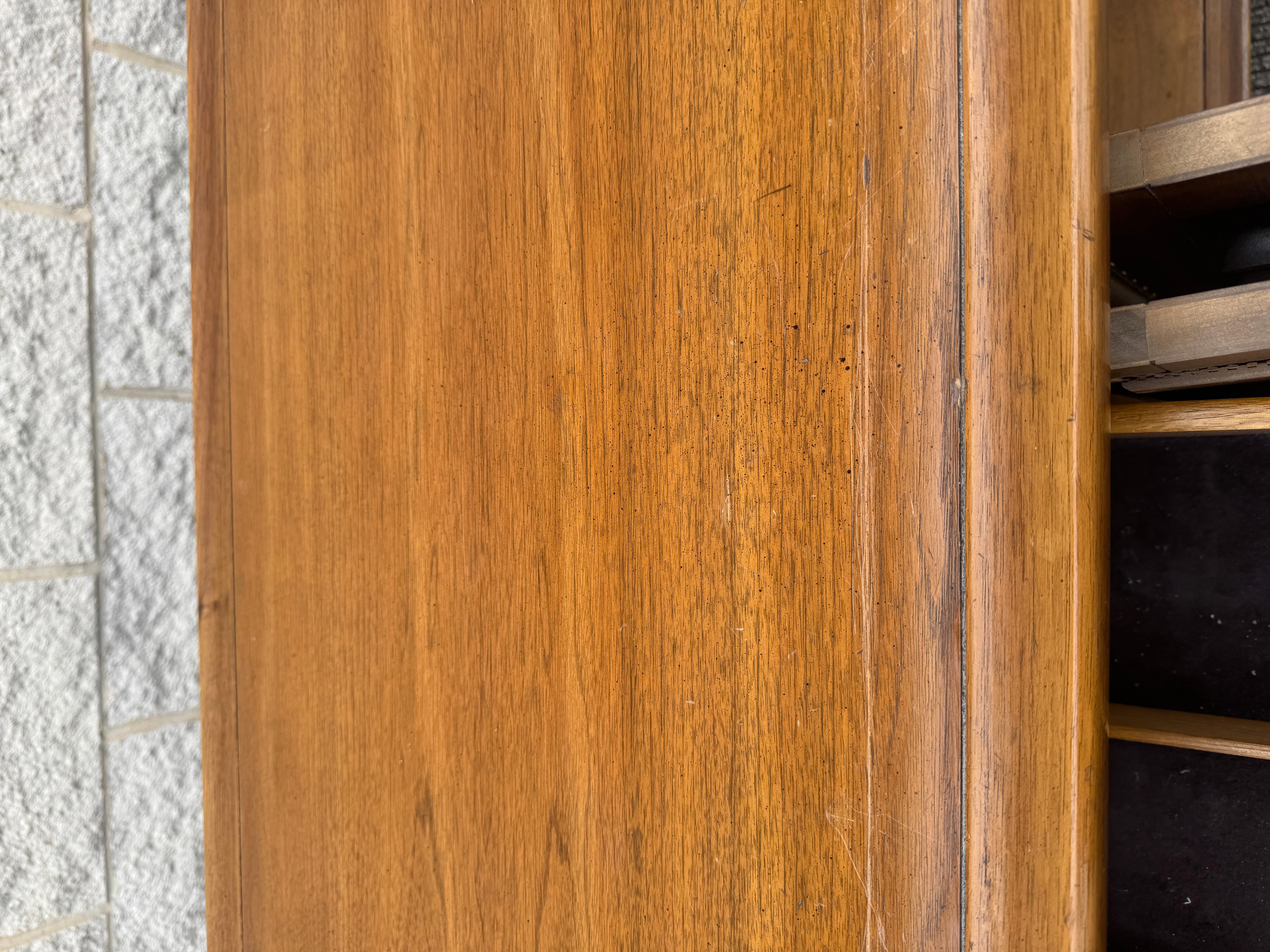 1960s Mid-Century Modern Walnut & Brass Buffet Credenza in vendita 5