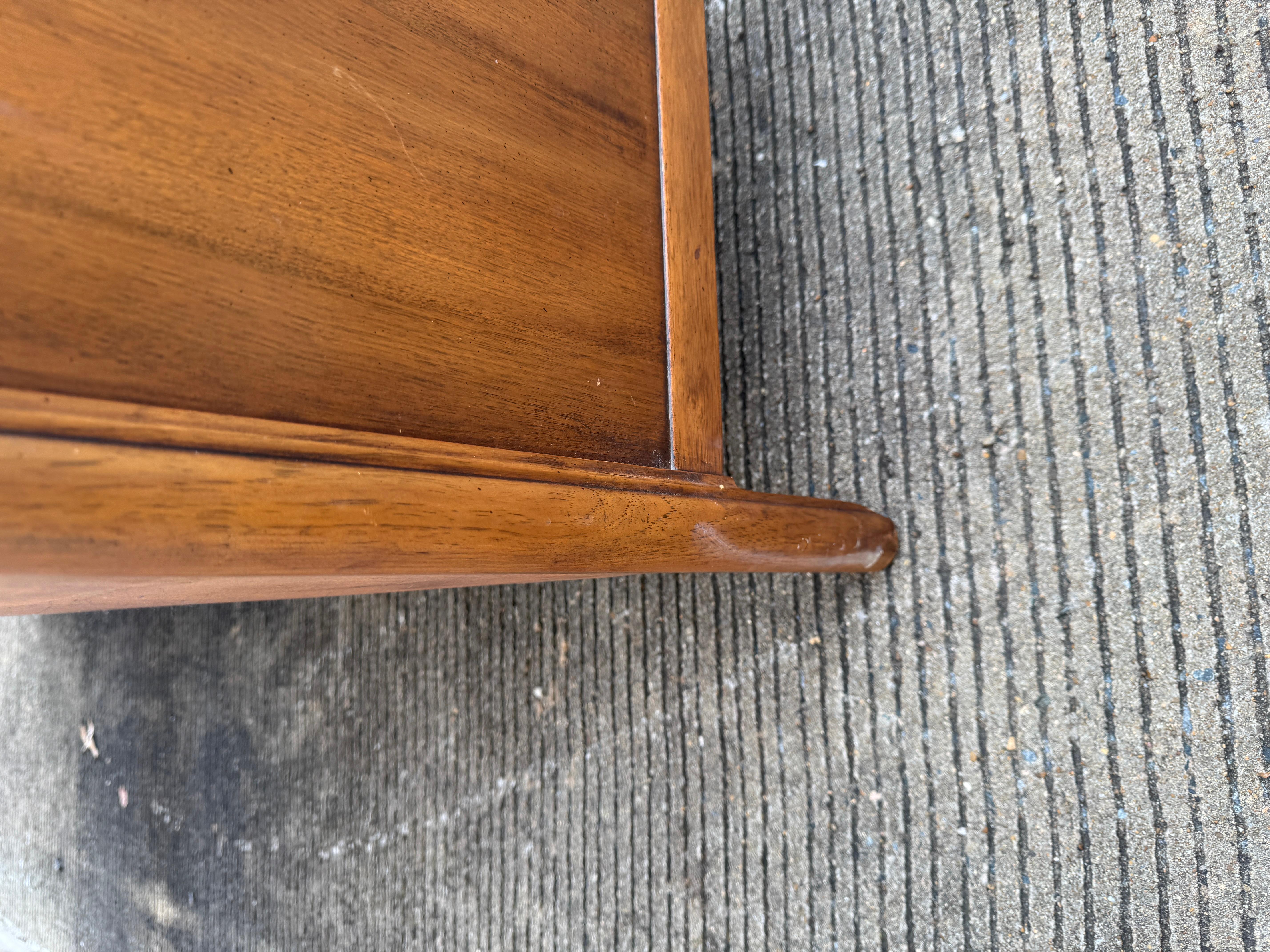 1960s Mid-Century Modern Walnut & Brass Buffet Credenza in vendita 6