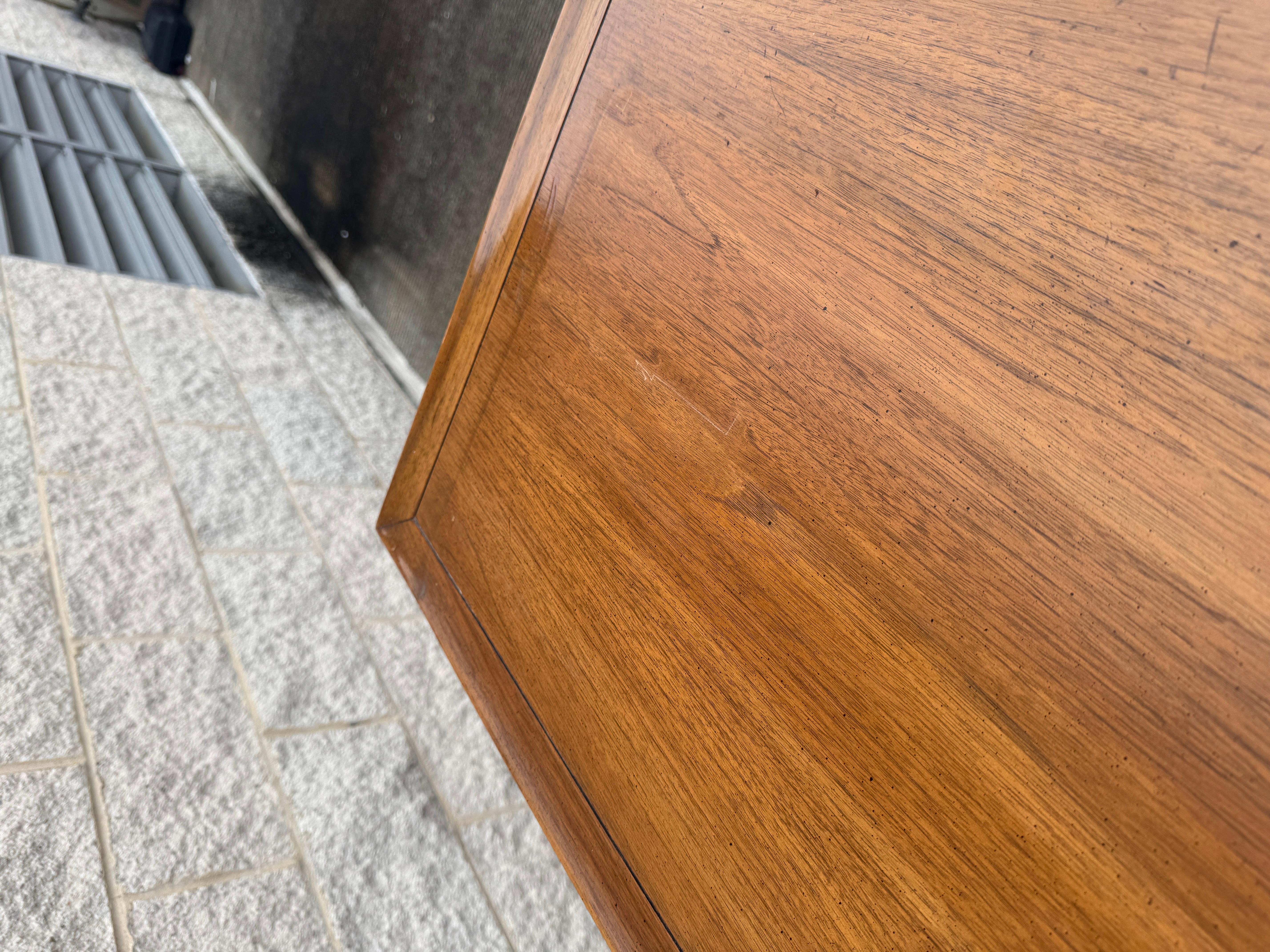 1960s Mid-Century Modern Walnut & Brass Buffet Credenza in vendita 7