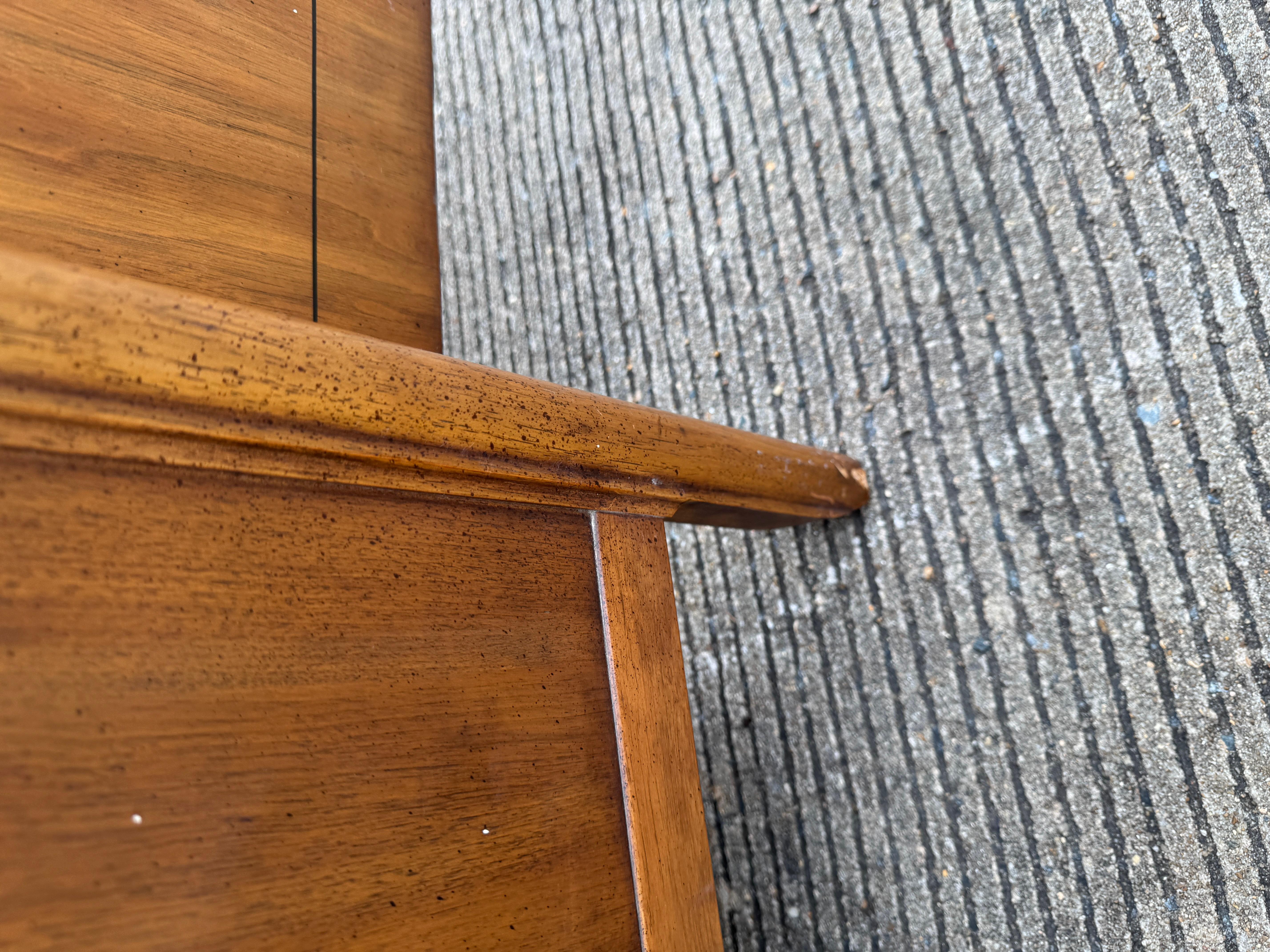 1960s Mid-Century Modern Walnut & Brass Buffet Credenza in vendita 8