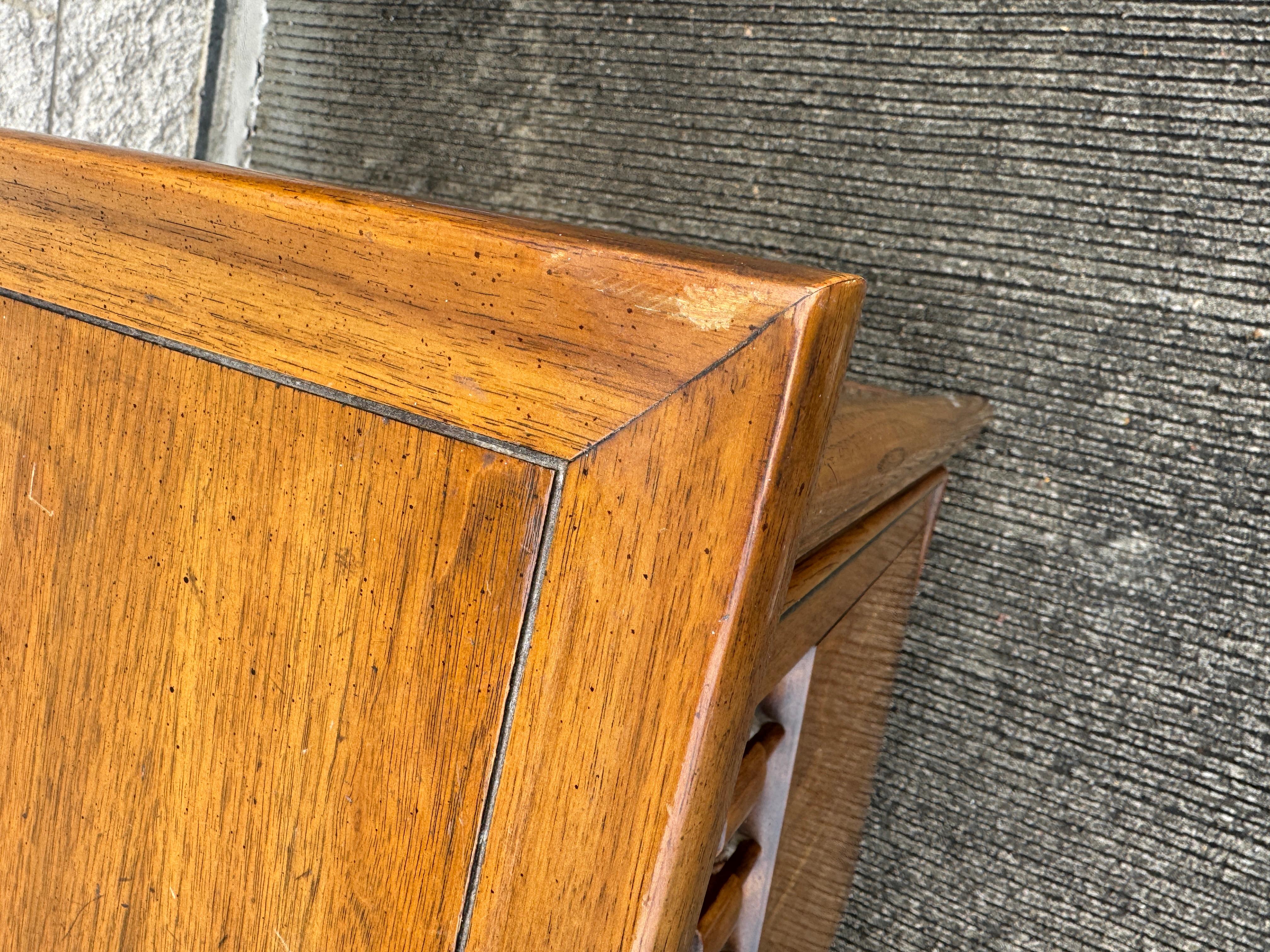 1960s Mid-Century Modern Walnut & Brass Buffet Credenza in vendita 9