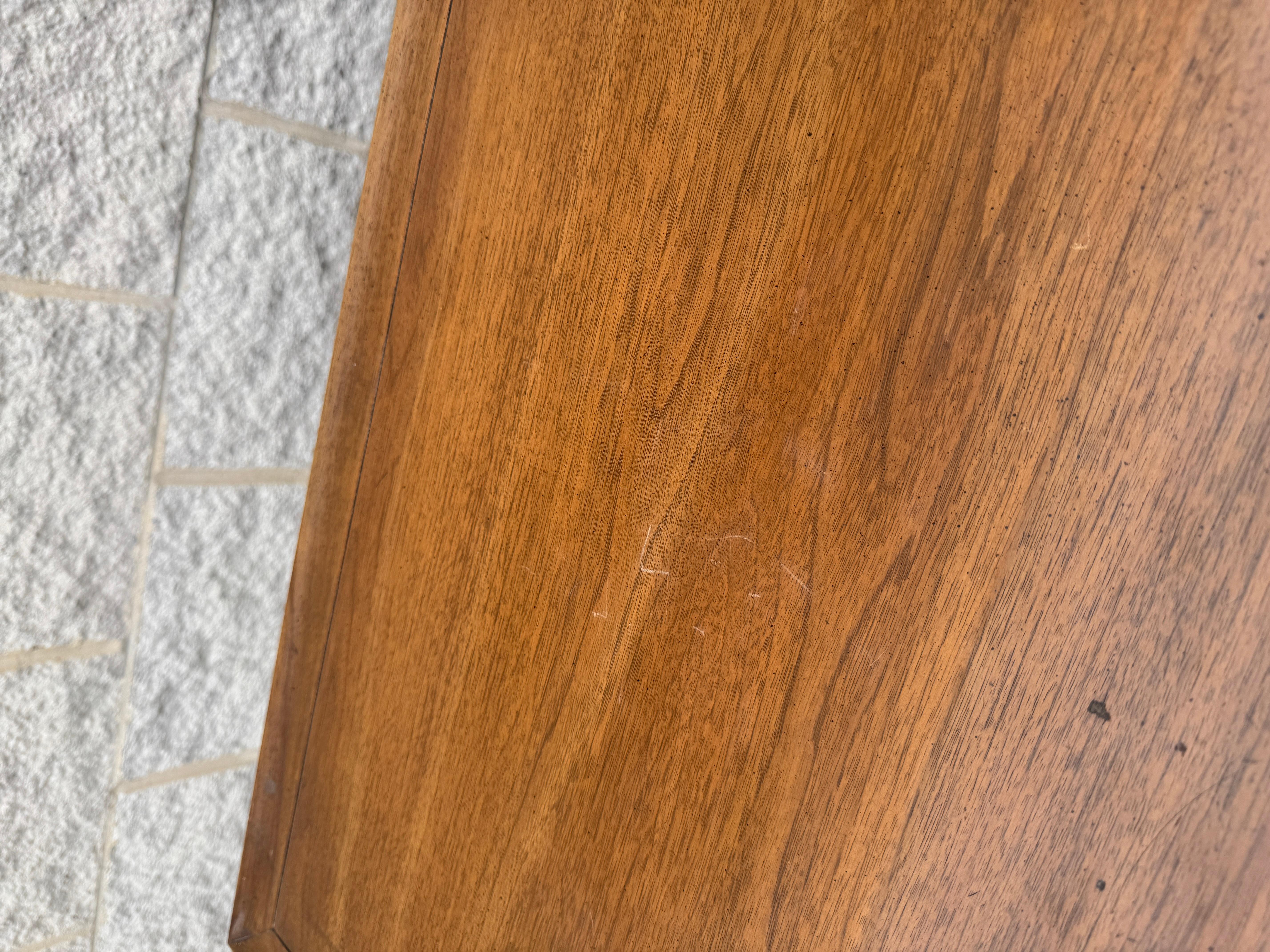 1960s Mid-Century Modern Walnut & Brass Buffet Credenza in vendita 10