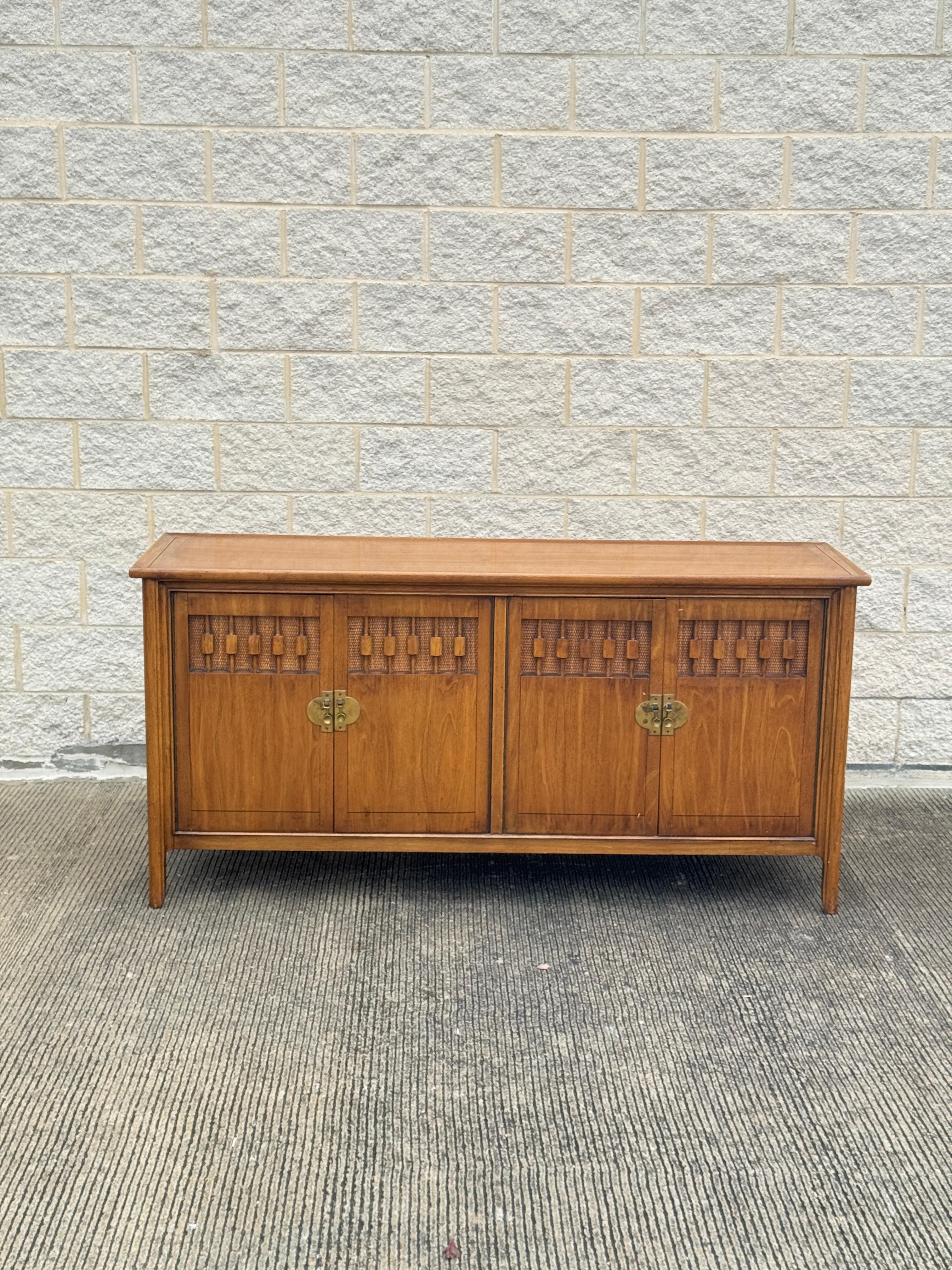 Il mobile è dotato di un ampio spazio di archiviazione che comprende scomparti e scaffali interni, perfetti per le stoviglie, gli articoli da bar o i componenti multimediali.

