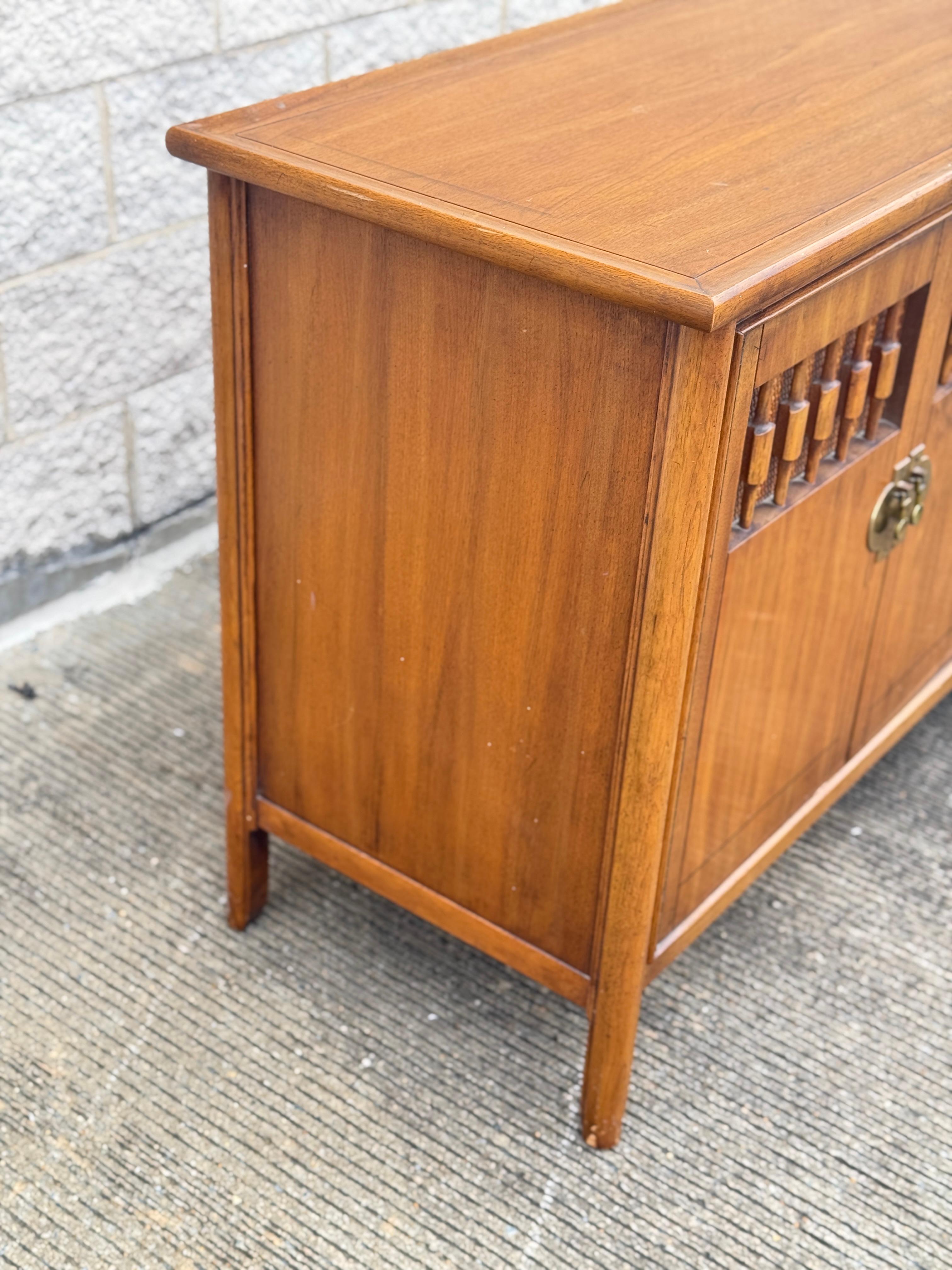 Mid-Century moderno 1960s Mid-Century Modern Walnut & Brass Buffet Credenza in vendita