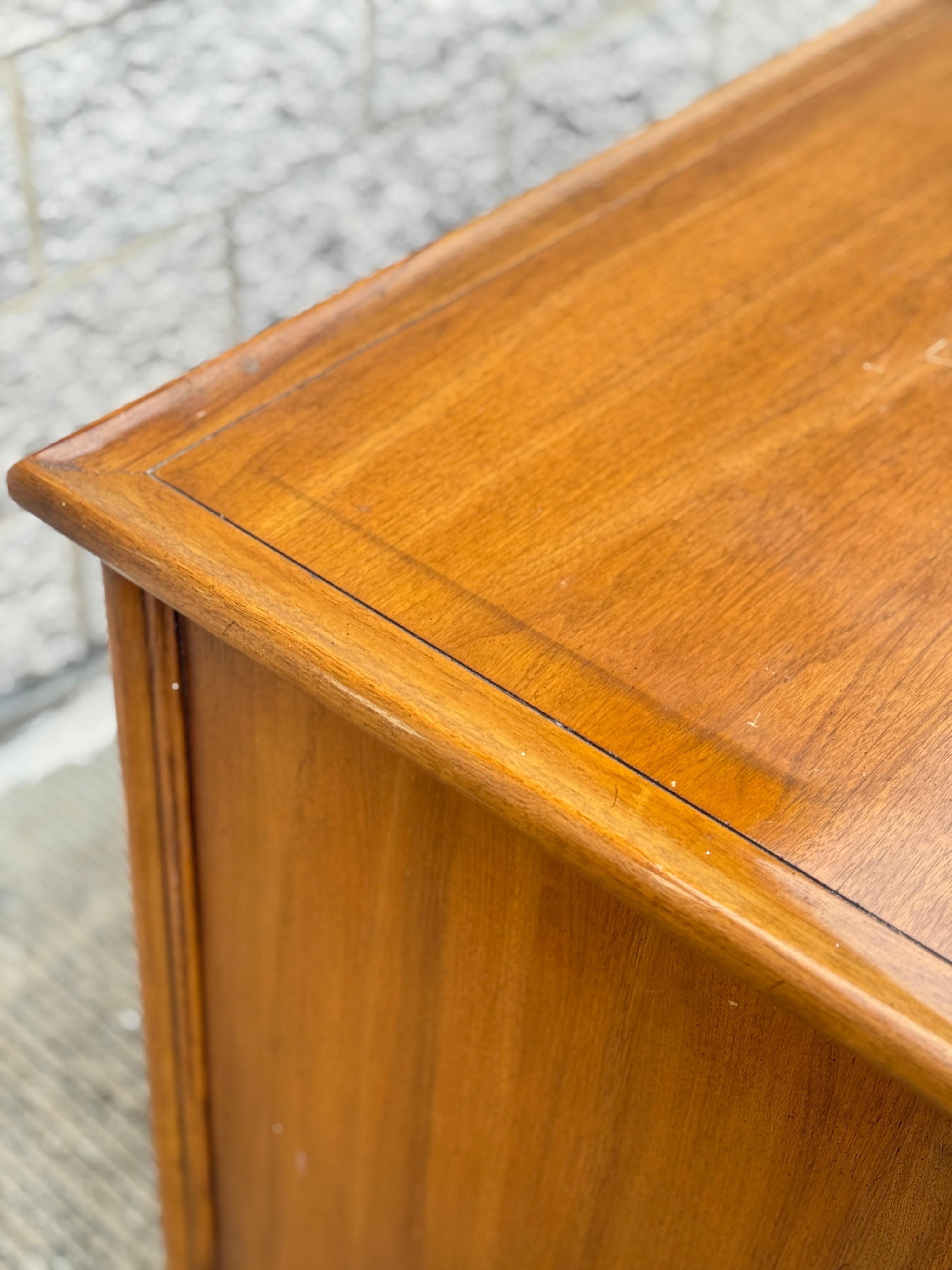 Americano 1960s Mid-Century Modern Walnut & Brass Buffet Credenza in vendita