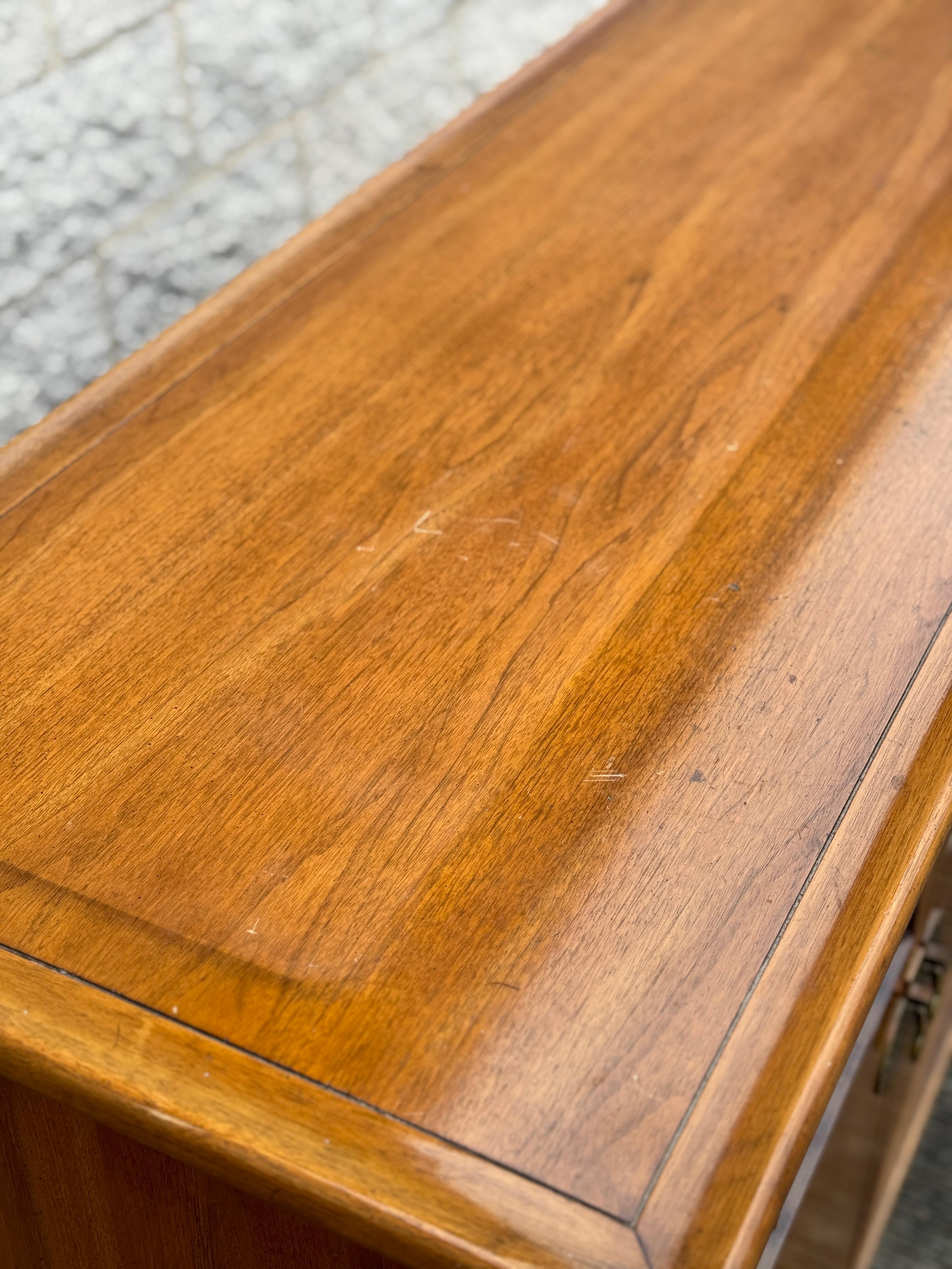 1960s Mid-Century Modern Walnut & Brass Buffet Credenza In condizioni buone in vendita a Elkton, MD