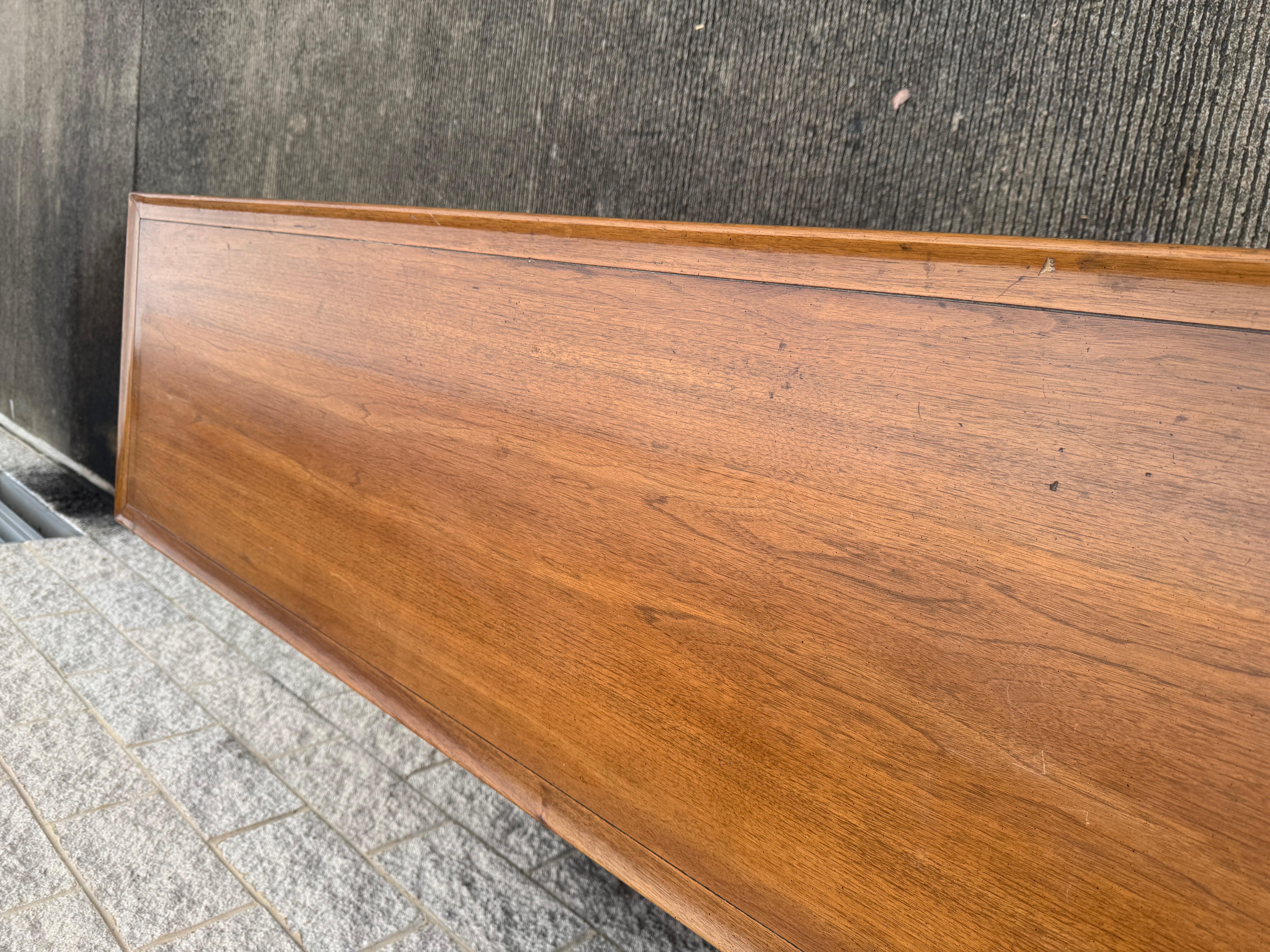 Fine XX secolo 1960s Mid-Century Modern Walnut & Brass Buffet Credenza in vendita