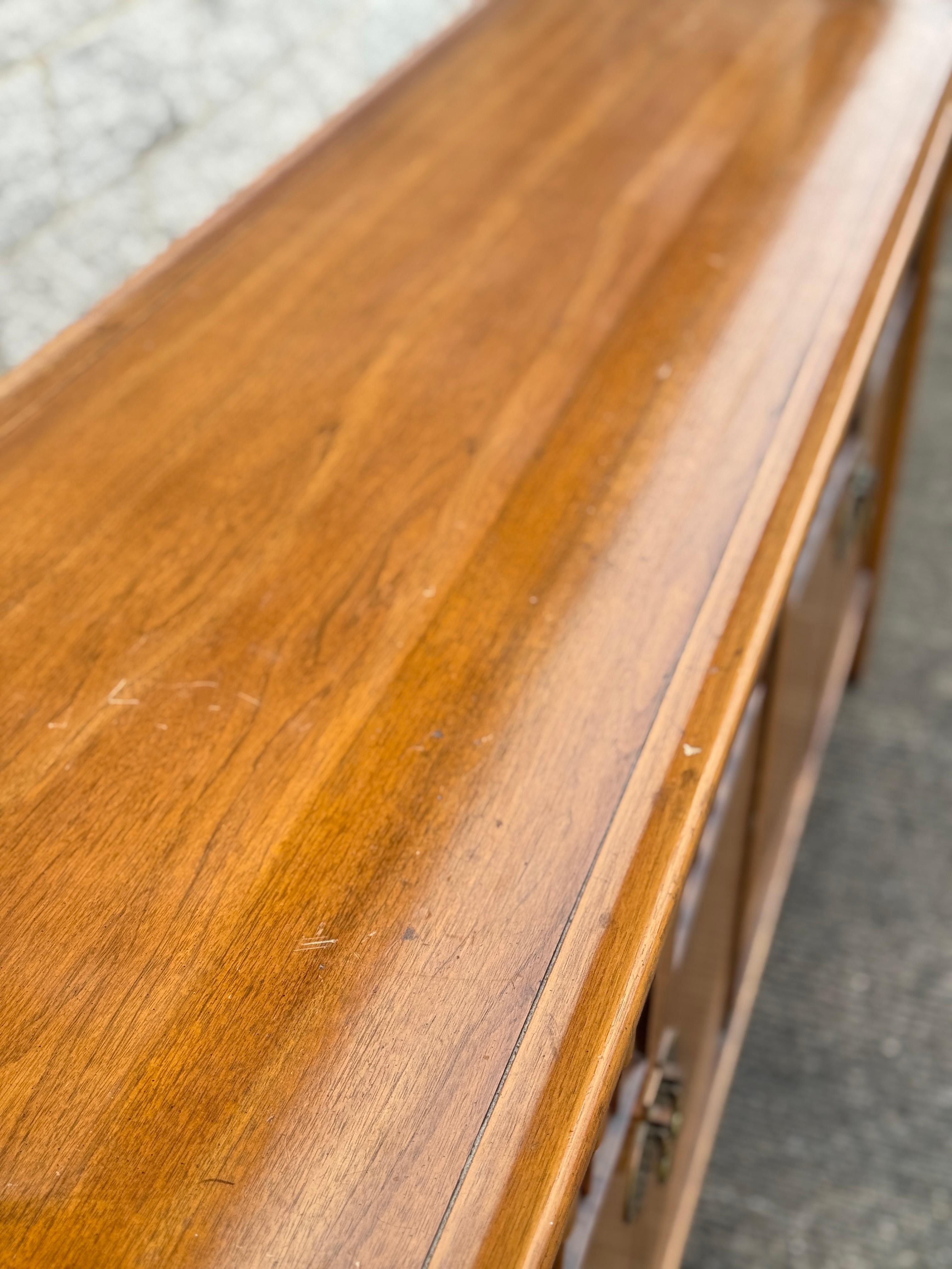 Noce 1960s Mid-Century Modern Walnut & Brass Buffet Credenza in vendita