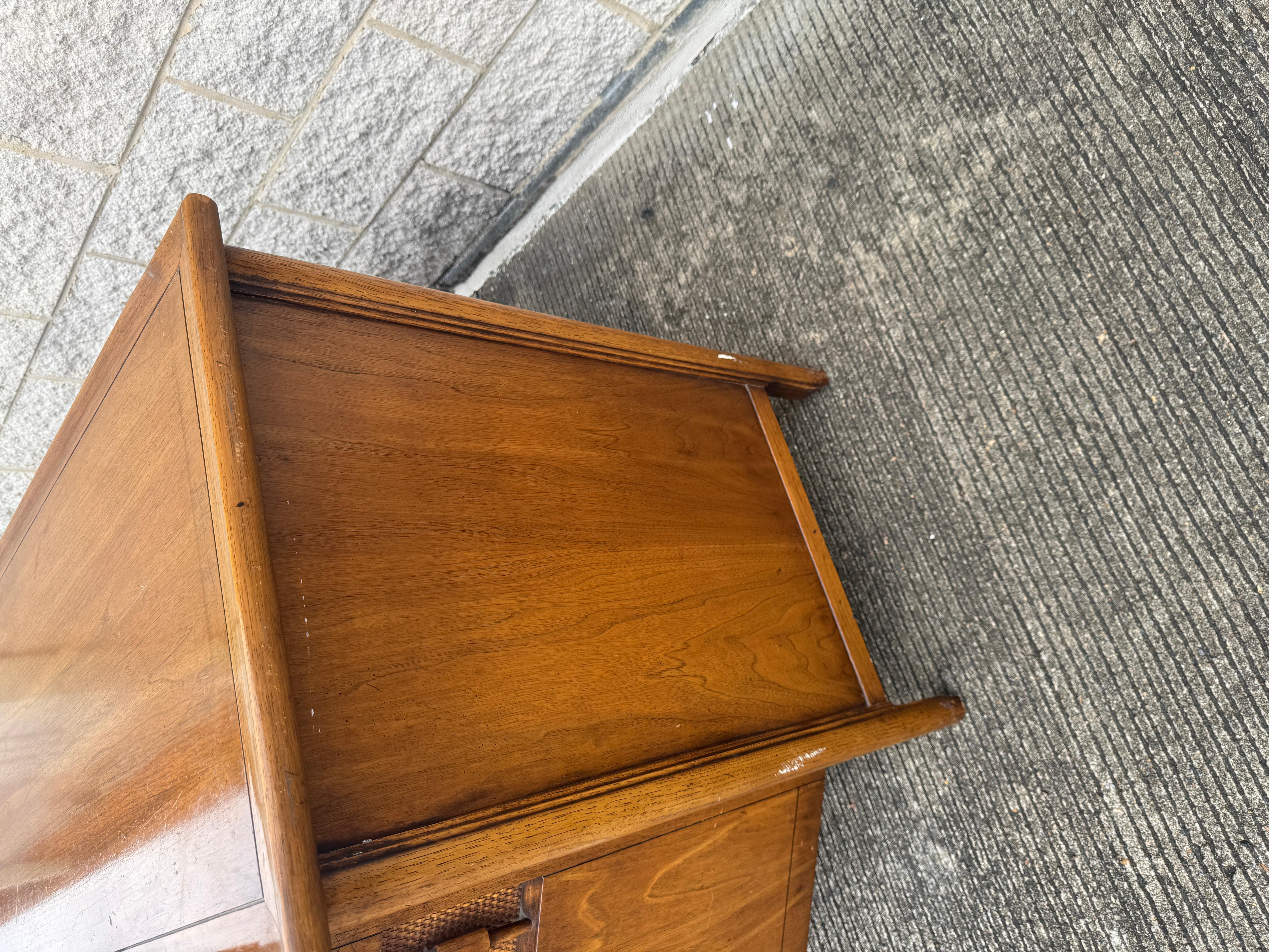 1960s Mid-Century Modern Walnut & Brass Buffet Credenza in vendita 1