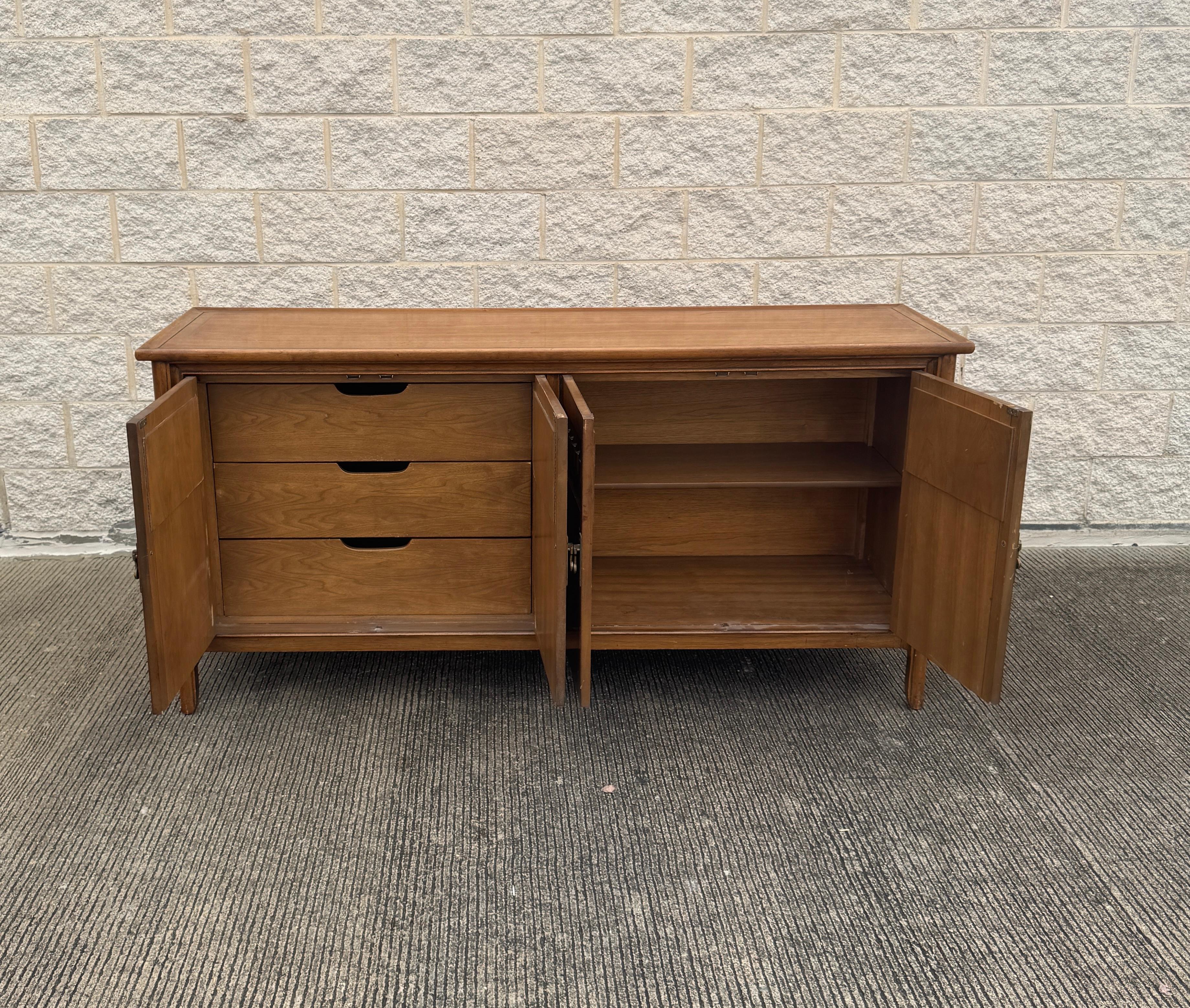 1960s Mid-Century Modern Walnut & Brass Buffet Credenza in vendita 2
