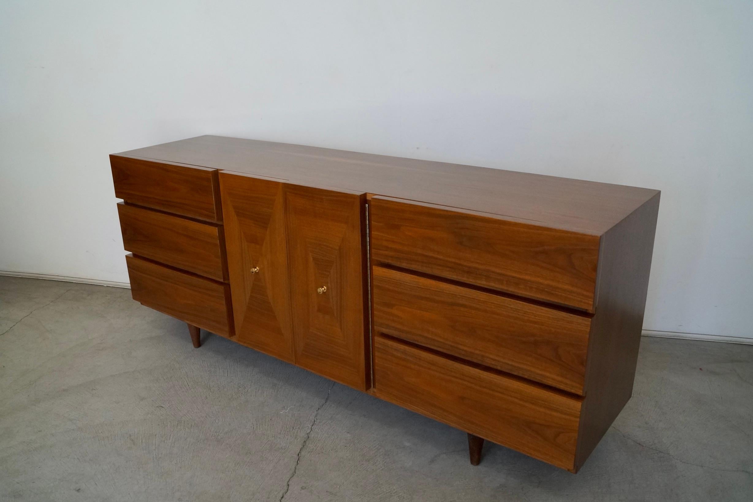 1960s Mid-Century Modern Walnut Credenza / Dresser by American of Martinsville In Excellent Condition In Burbank, CA