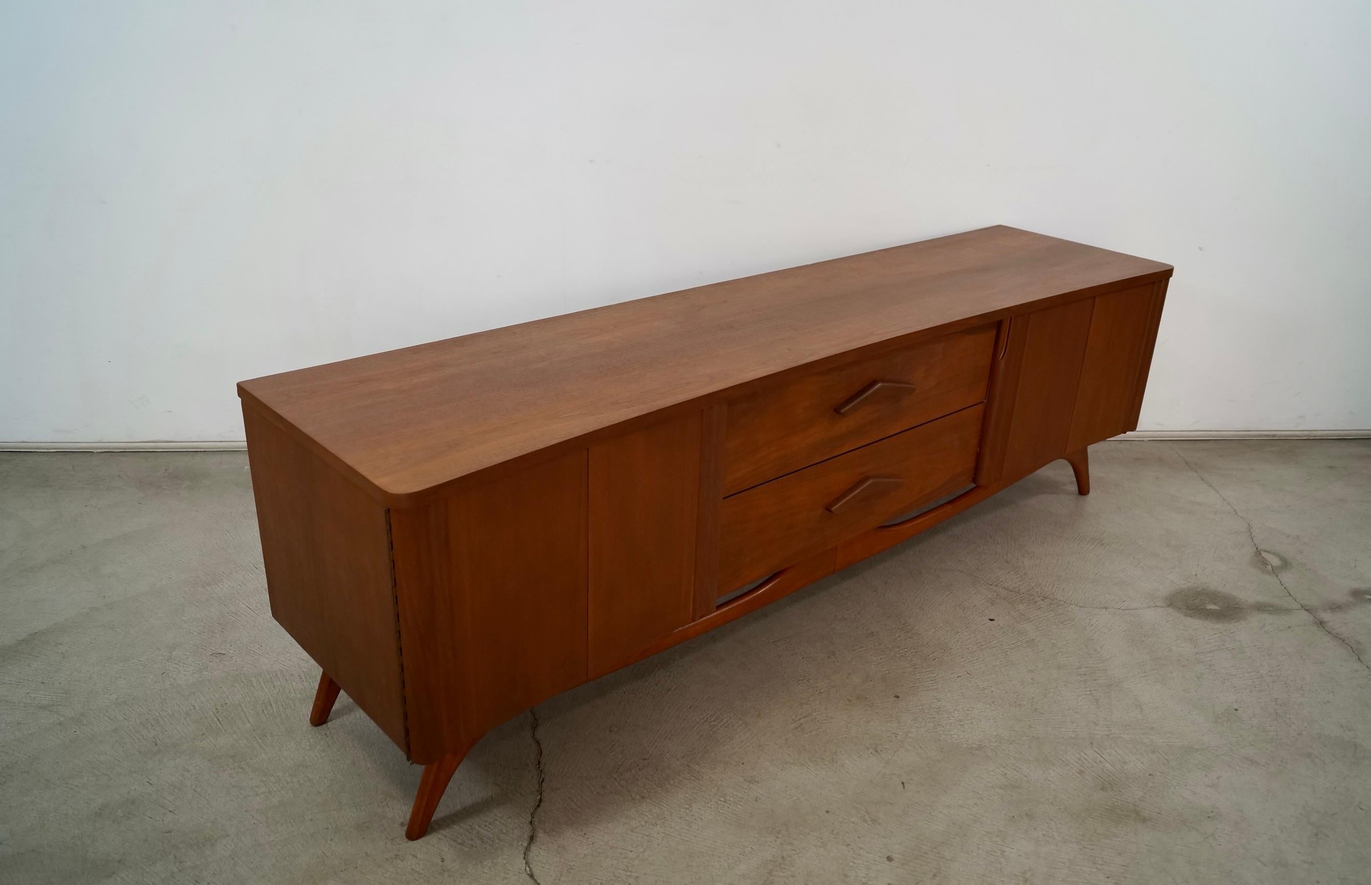 1960's Mid-Century Modern Walnut Credenza / Sideboard 5