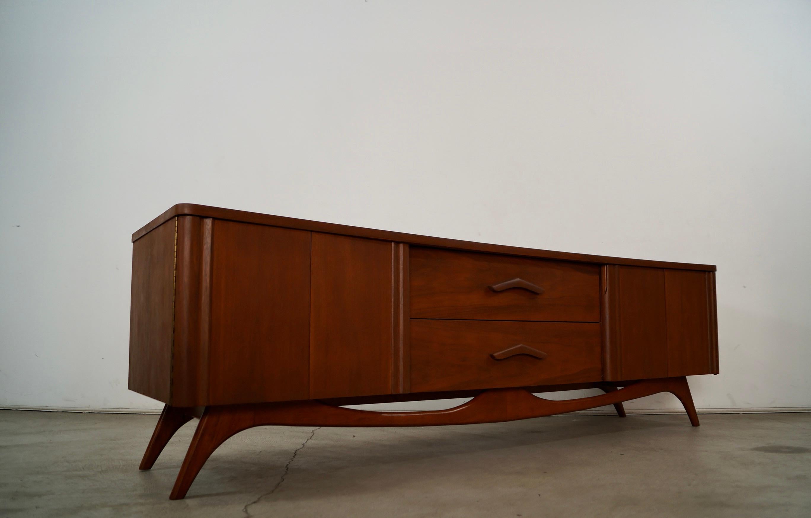1960's Mid-Century Modern Walnut Credenza / Sideboard 6