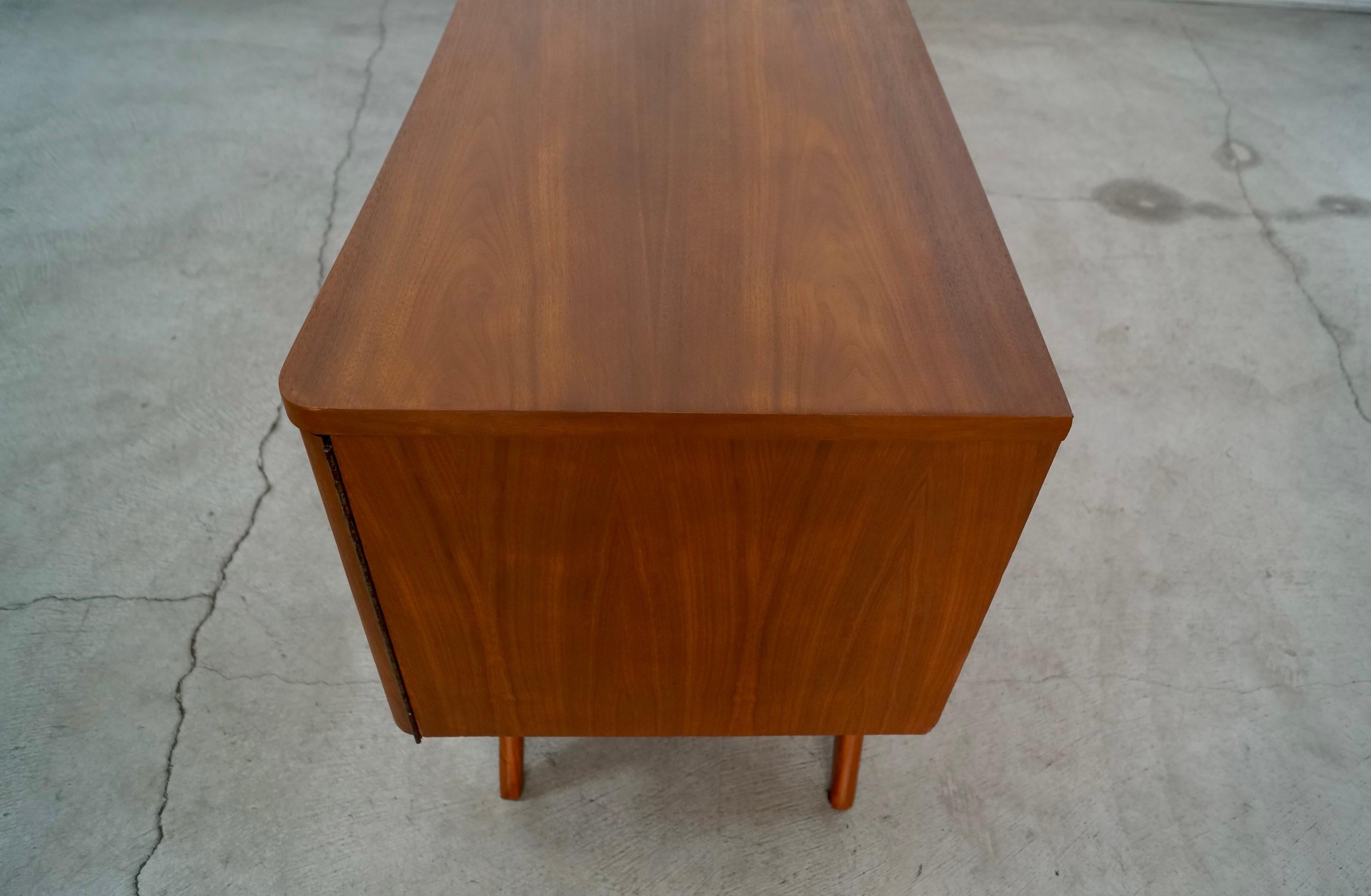 1960's Mid-Century Modern Walnut Credenza / Sideboard 7