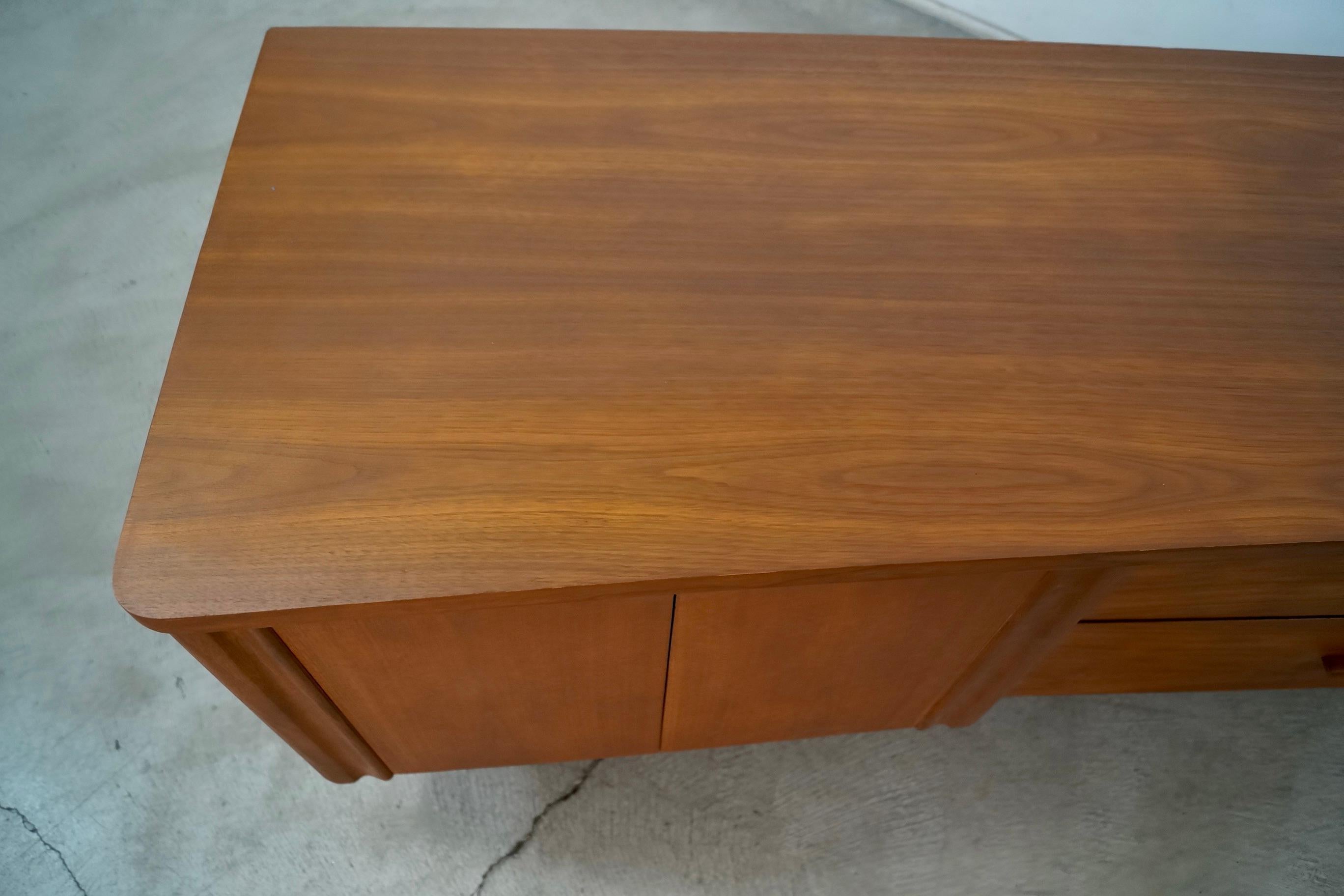 1960's Mid-Century Modern Walnut Credenza / Sideboard 9