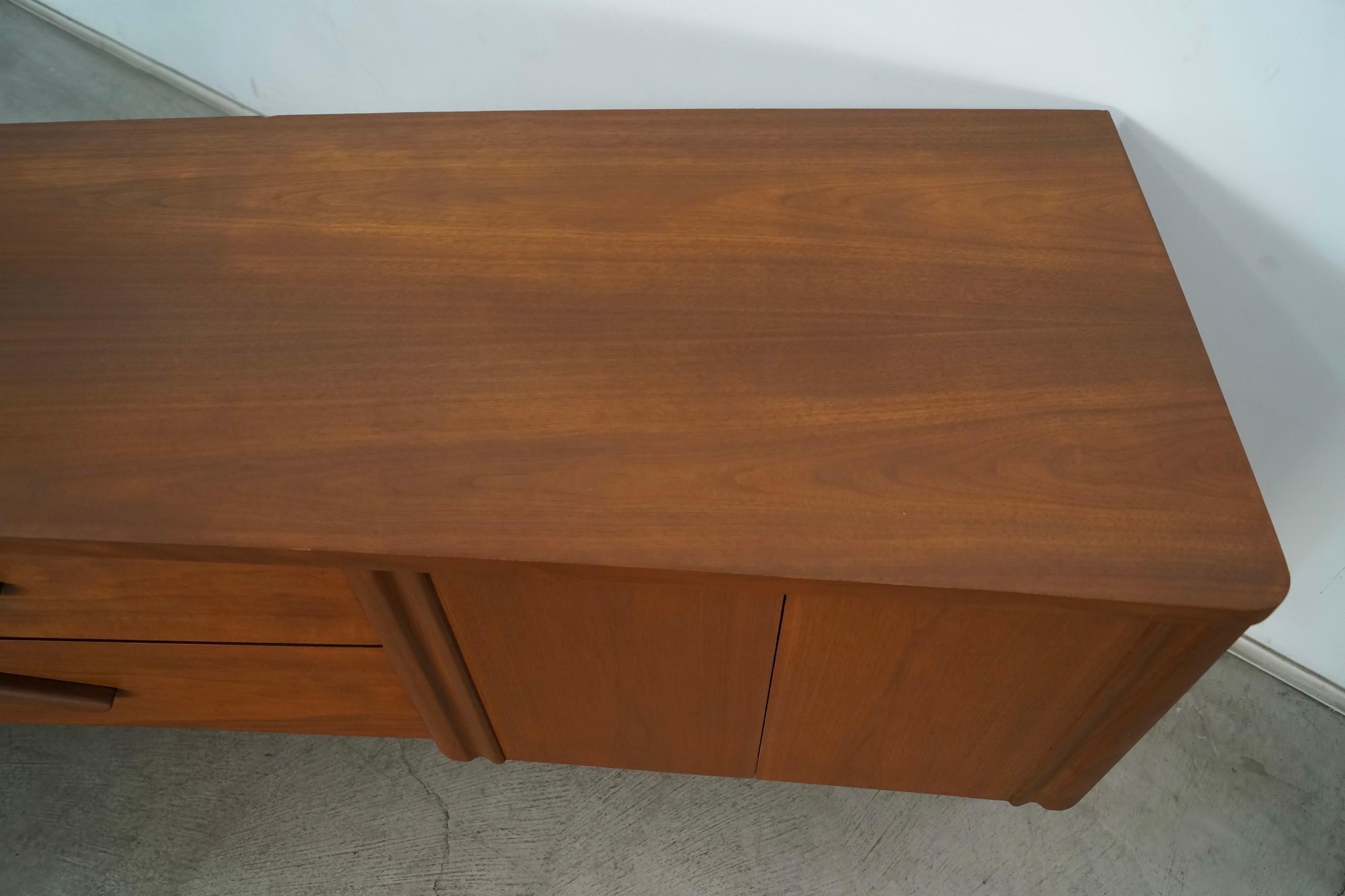 1960's Mid-Century Modern Walnut Credenza / Sideboard 11