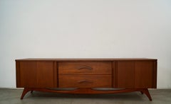 Crédence / buffet en noyer des années 1960 The Modernity