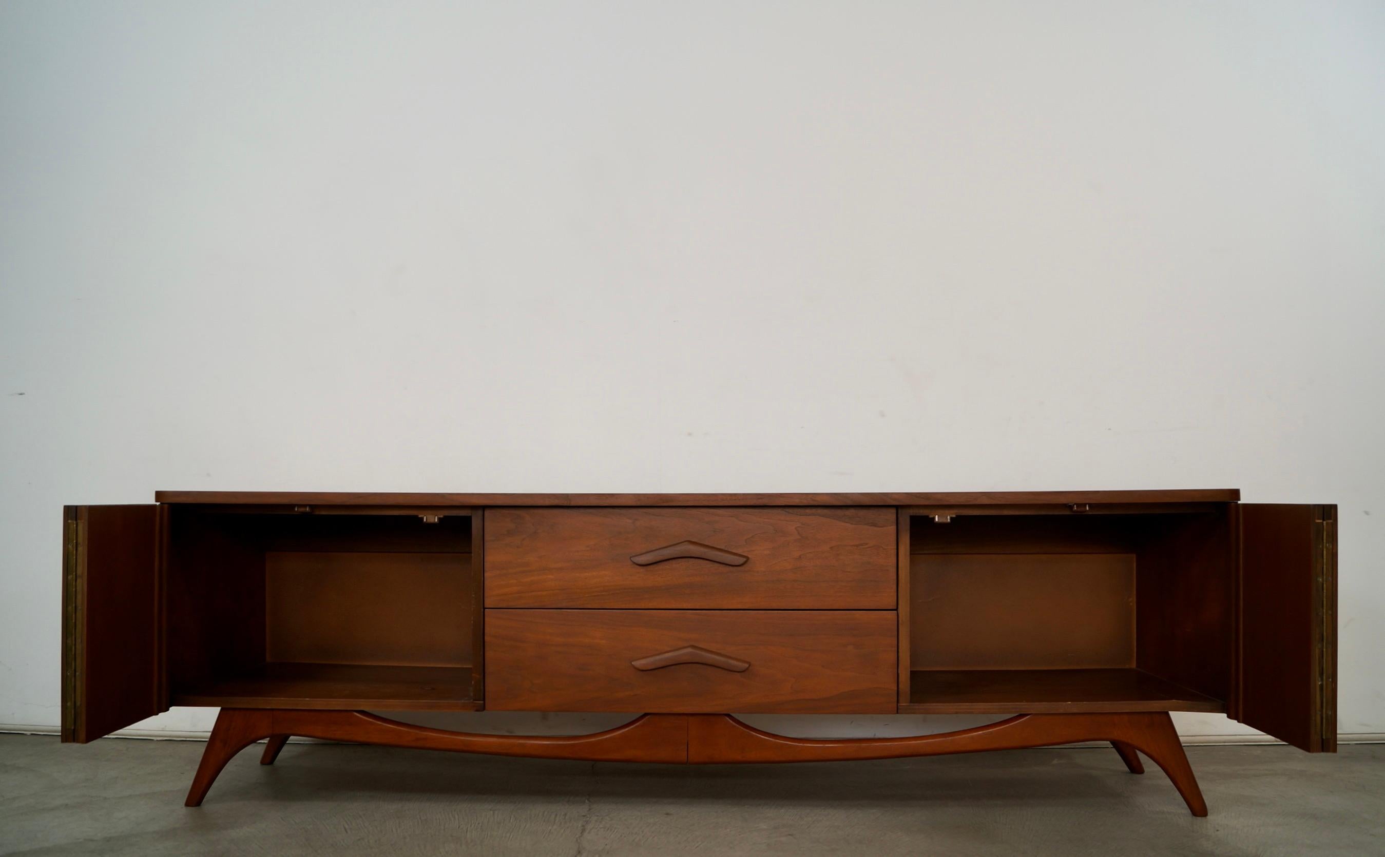 1960's Mid-Century Modern Walnut Credenza / Sideboard In Good Condition In Burbank, CA