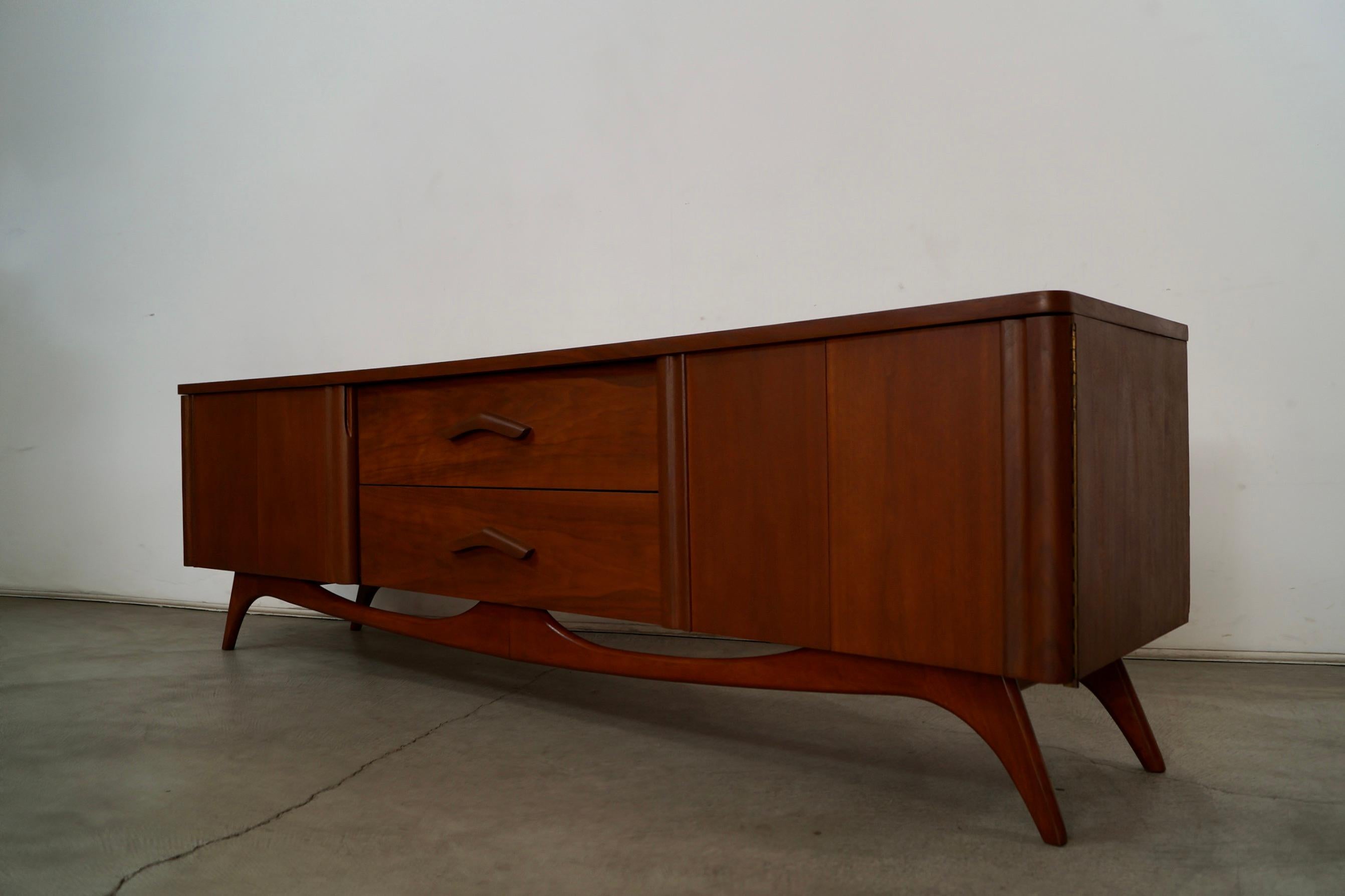 1960's Mid-Century Modern Walnut Credenza / Sideboard 2