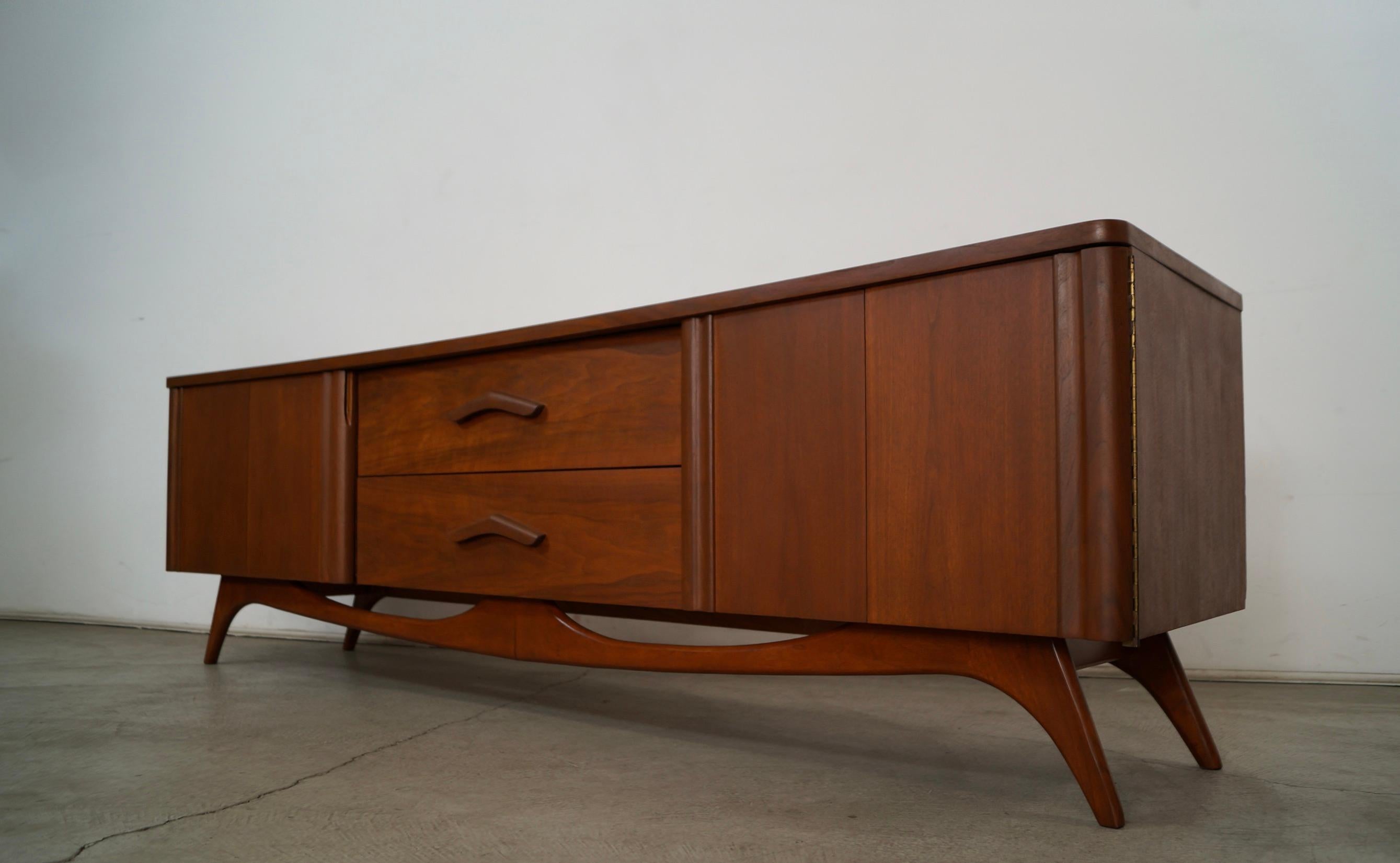 1960's Mid-Century Modern Walnut Credenza / Sideboard 3