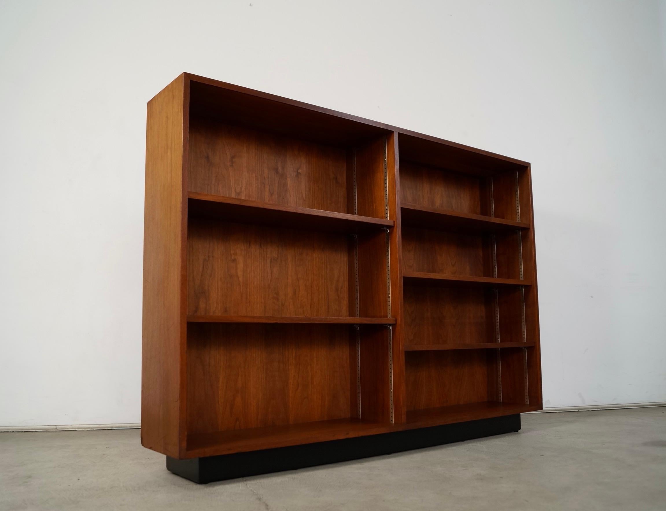 Scaffale a doppia libreria in legno di noce moderno di metà secolo del 1960 in vendita 6