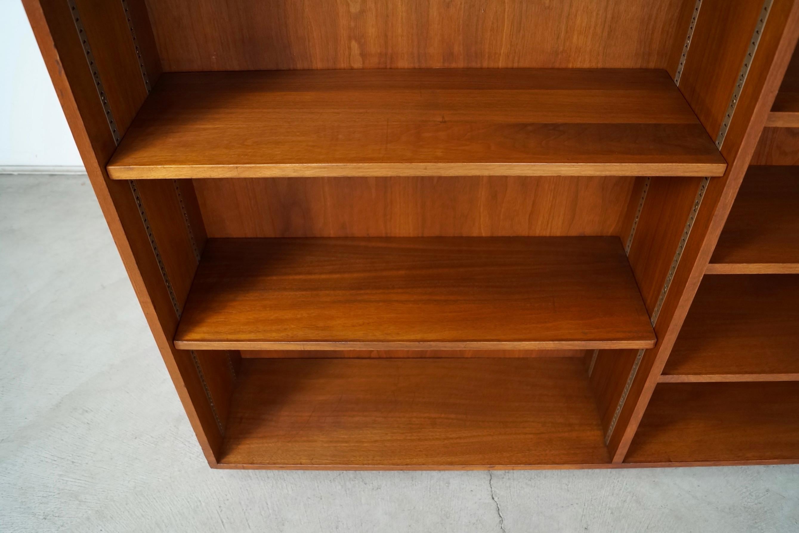 Scaffale a doppia libreria in legno di noce moderno di metà secolo del 1960 in vendita 11