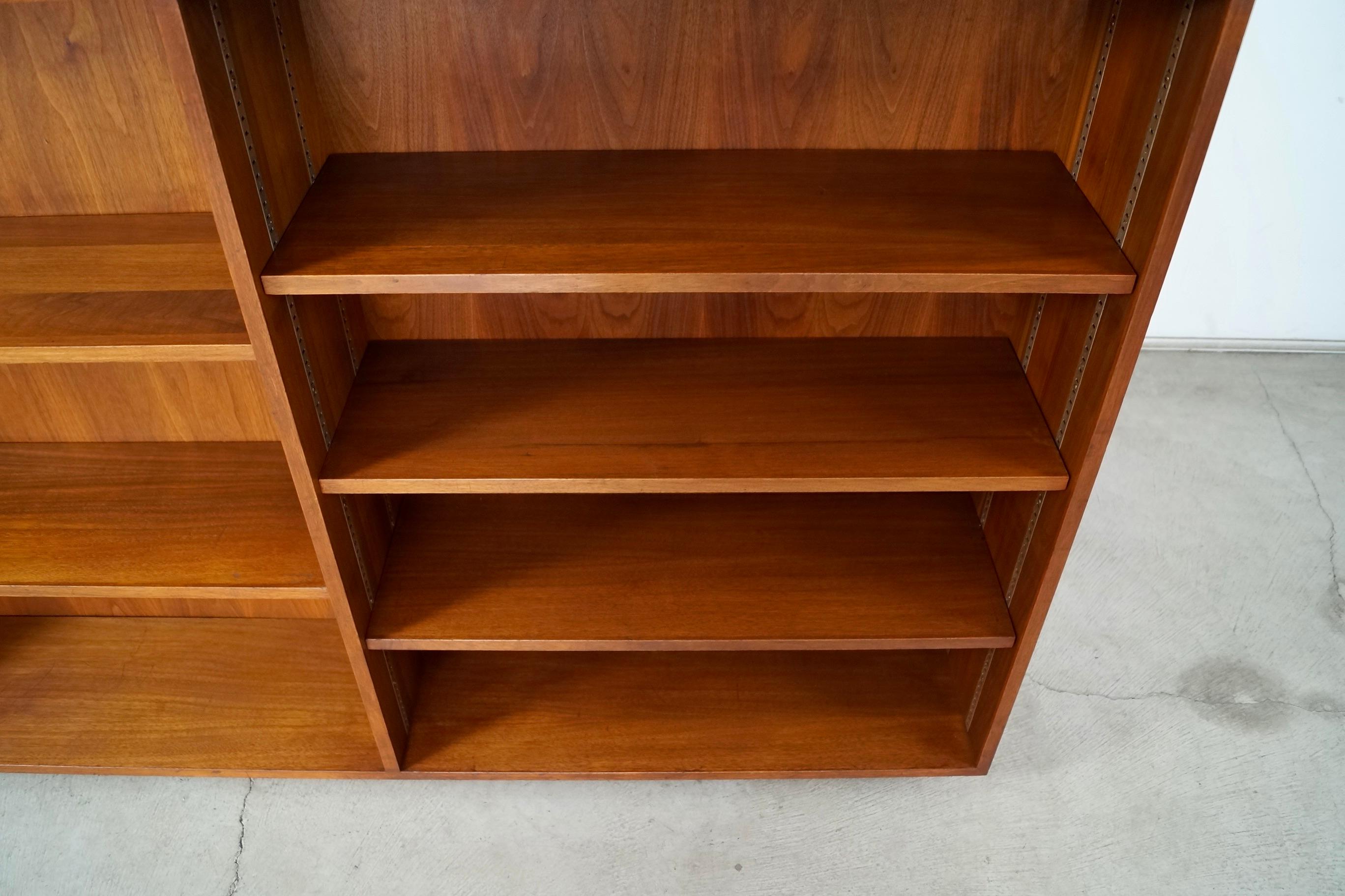 Scaffale a doppia libreria in legno di noce moderno di metà secolo del 1960 in vendita 12
