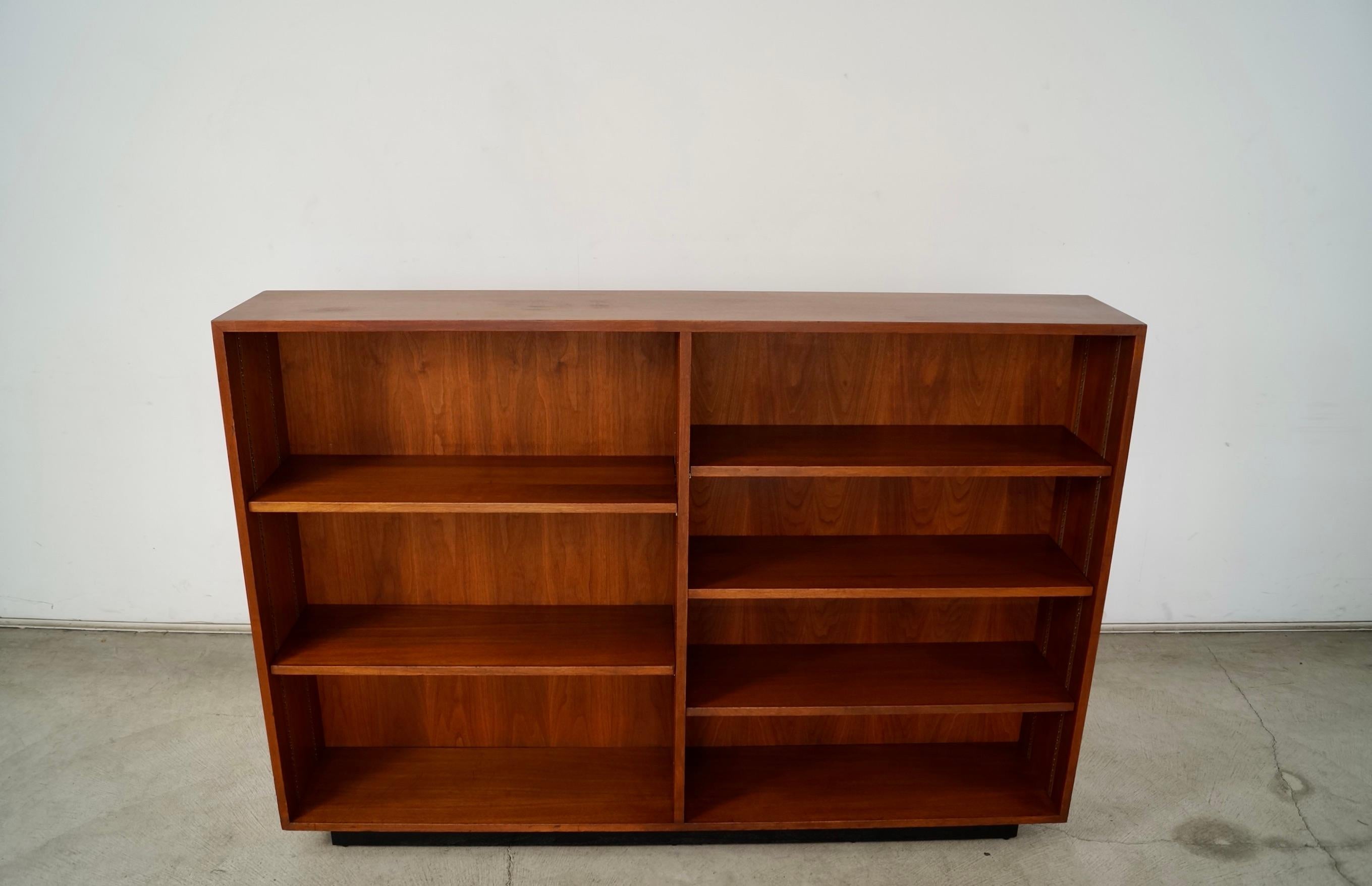 Mid-Century moderno Scaffale a doppia libreria in legno di noce moderno di metà secolo del 1960 in vendita