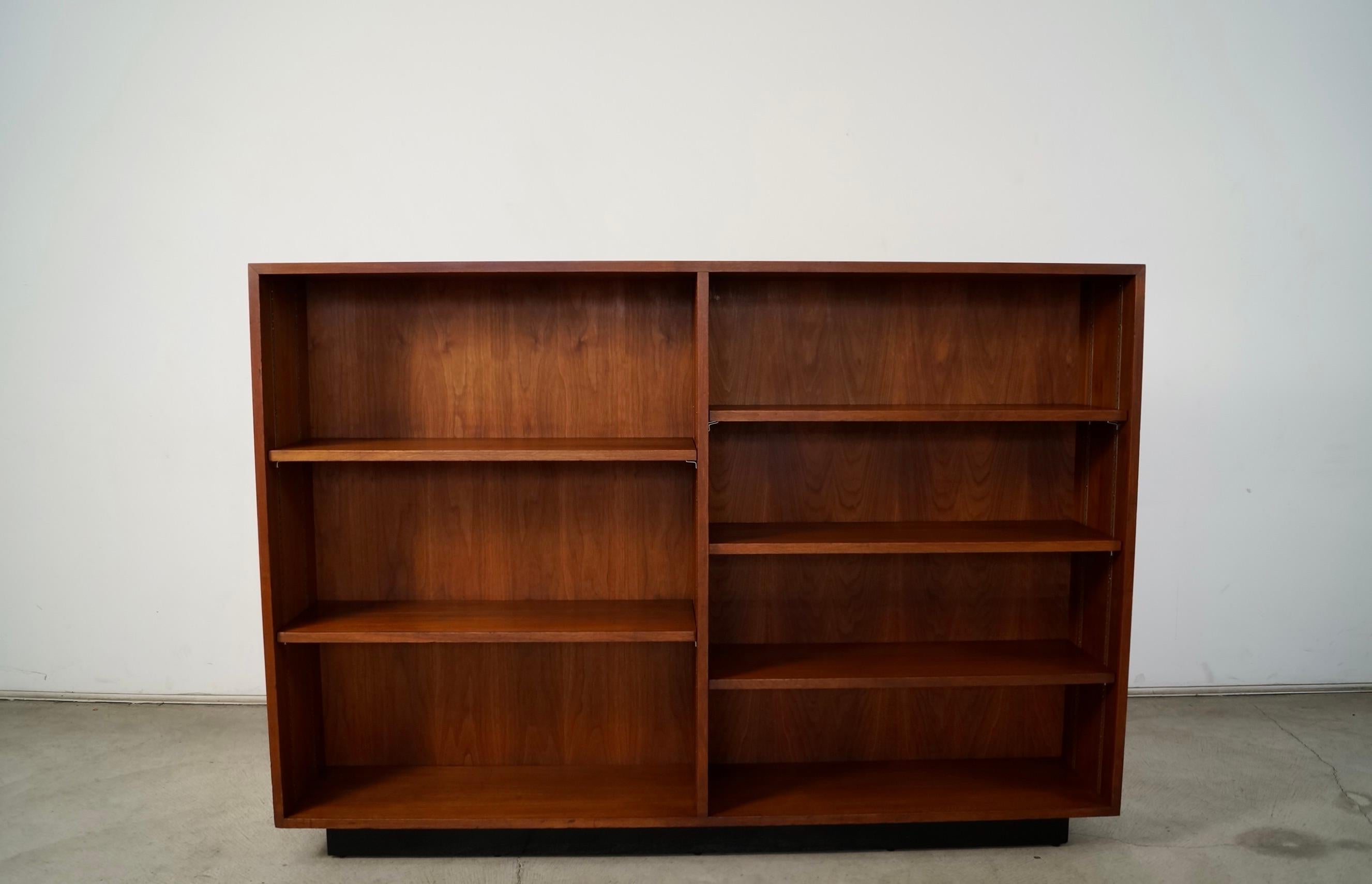 Americano Scaffale a doppia libreria in legno di noce moderno di metà secolo del 1960 in vendita