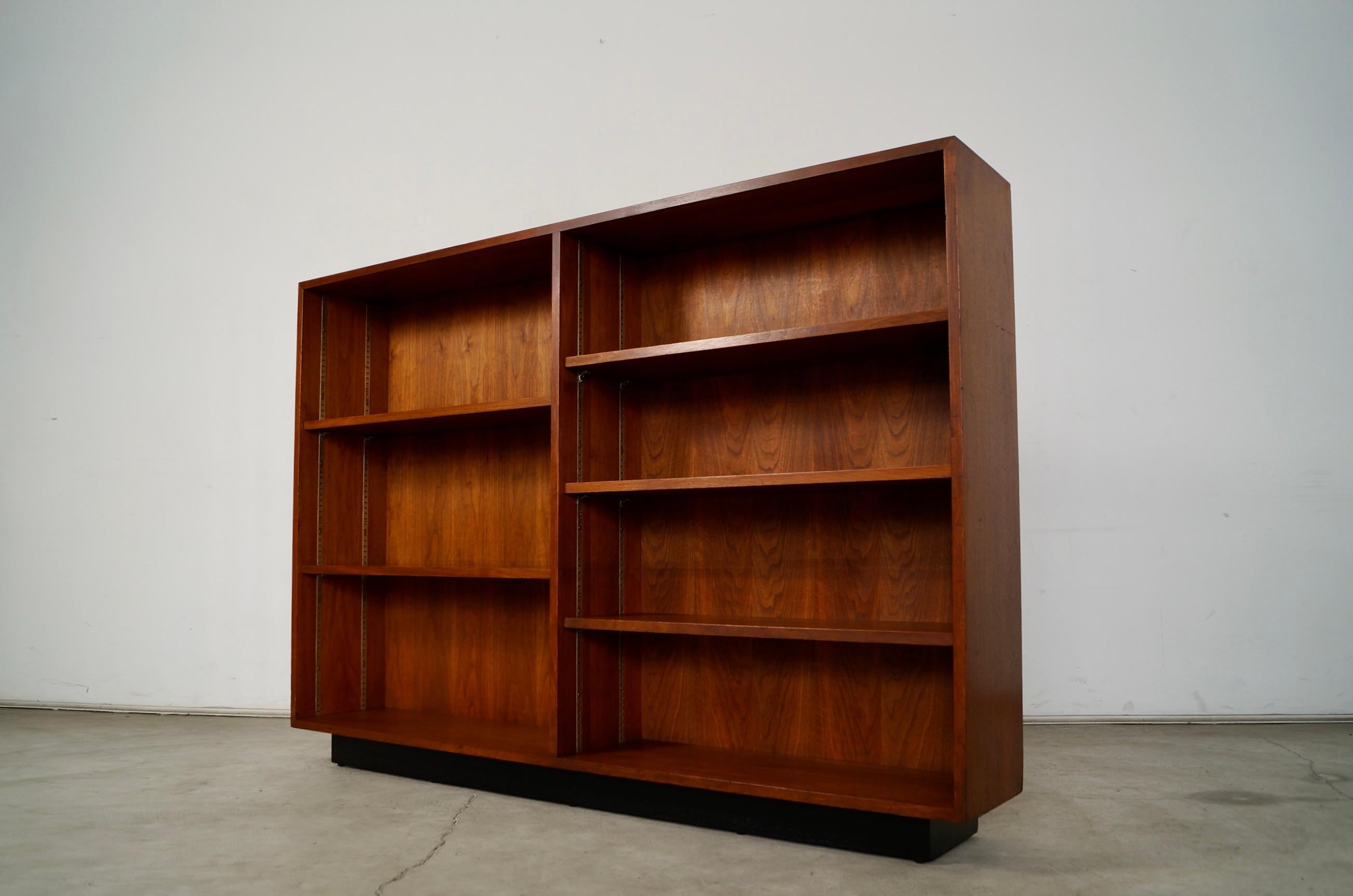 Metà XX secolo Scaffale a doppia libreria in legno di noce moderno di metà secolo del 1960 in vendita