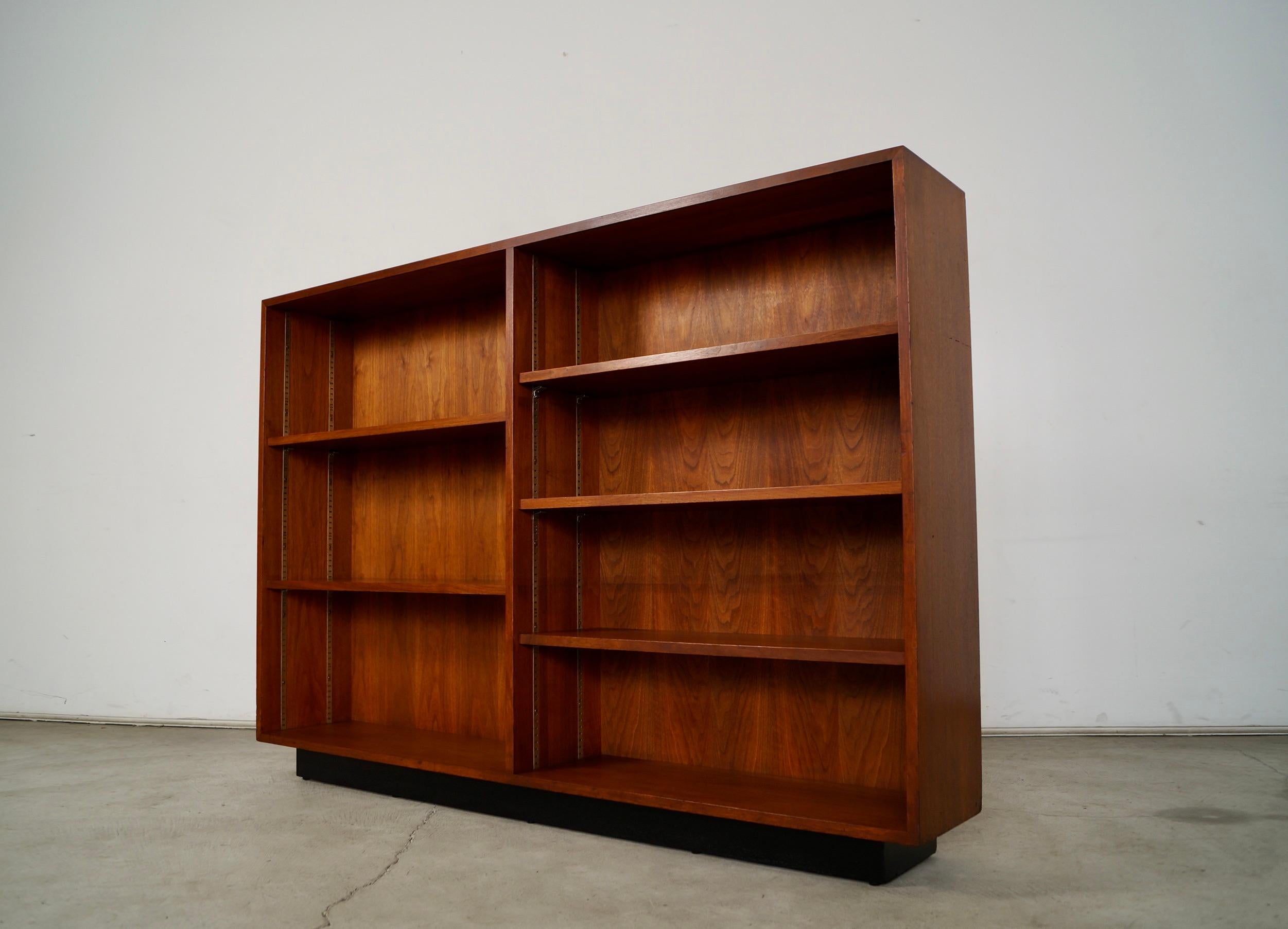 Noce Scaffale a doppia libreria in legno di noce moderno di metà secolo del 1960 in vendita