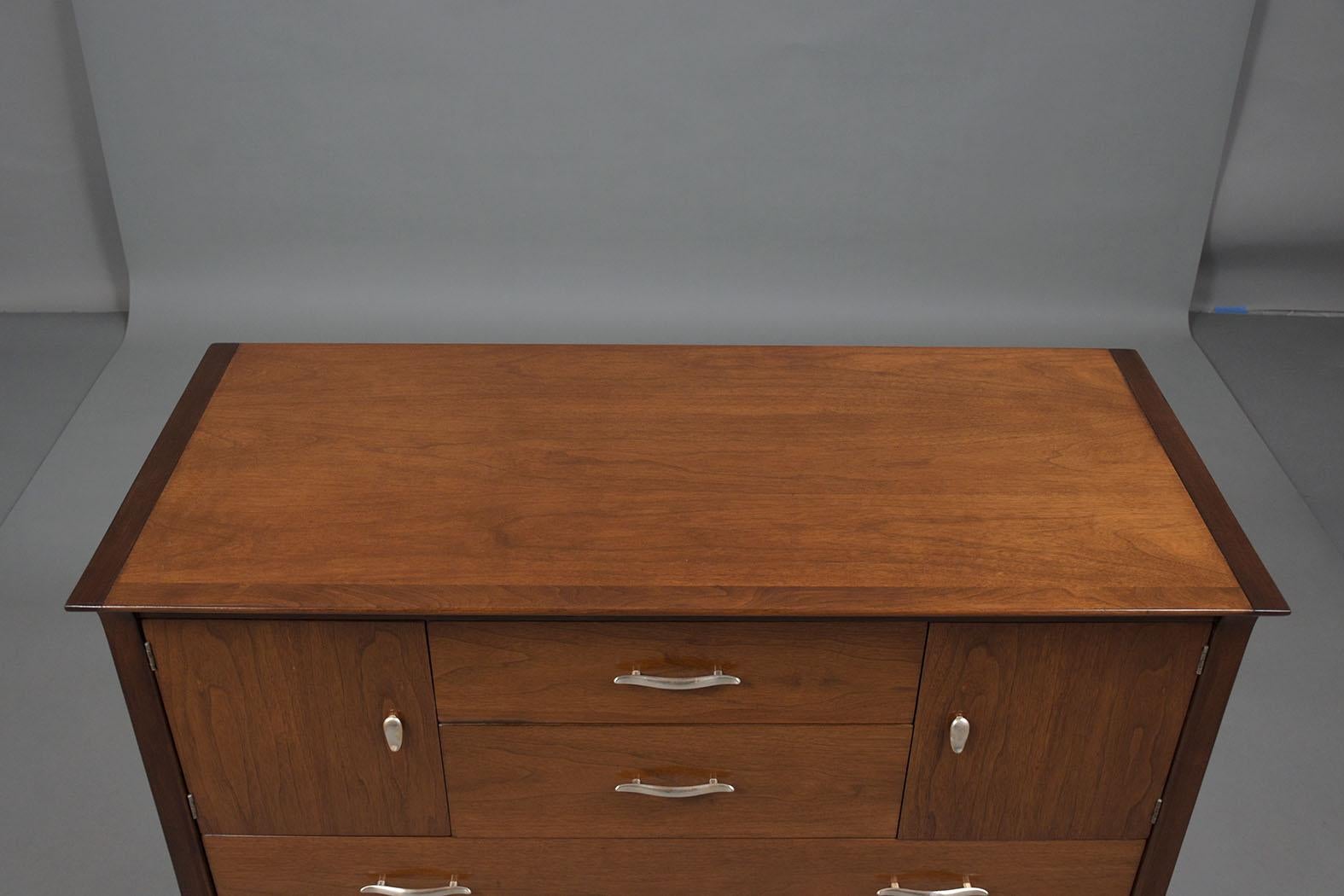 Mid-Century Modern Walnut Chest of Drawers: 1960s Elegance Redefined In Good Condition For Sale In Los Angeles, CA