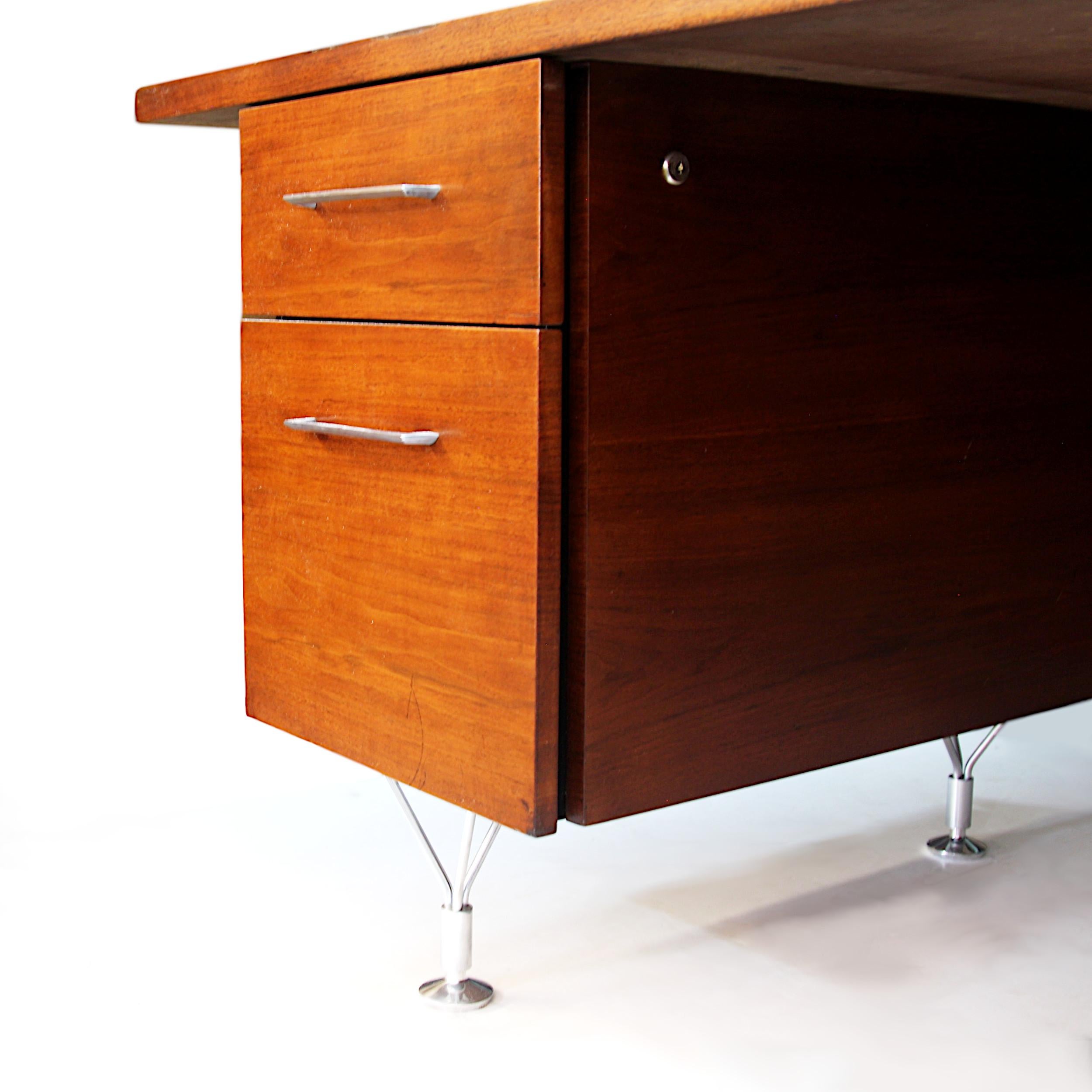 1960s Mid-Century Modern Walnut Executive Desk by George Reinoehl for Stow Davis In Good Condition In Lafayette, IN