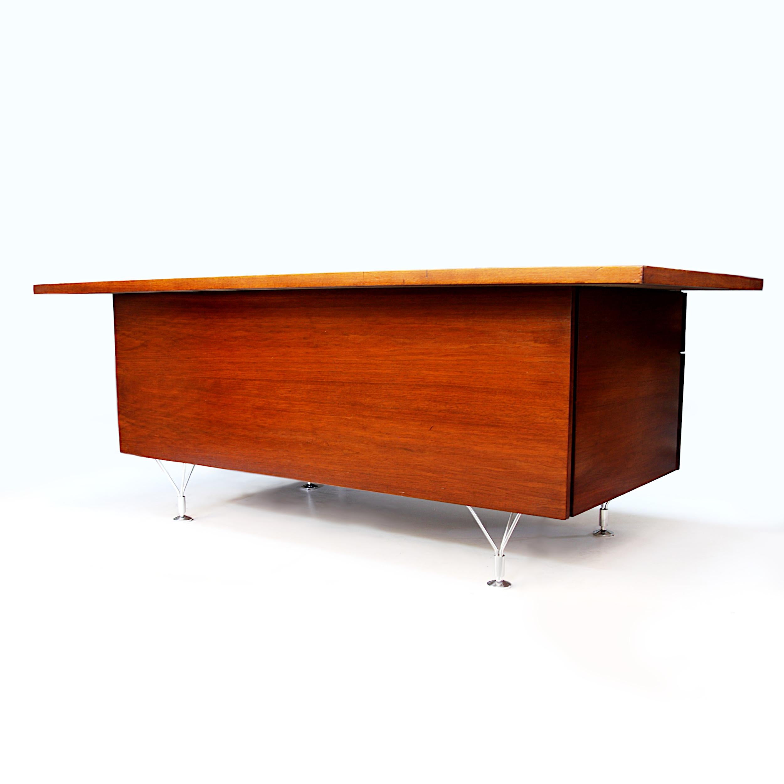 Mid-20th Century 1960s Mid-Century Modern Walnut Executive Desk by George Reinoehl for Stow Davis