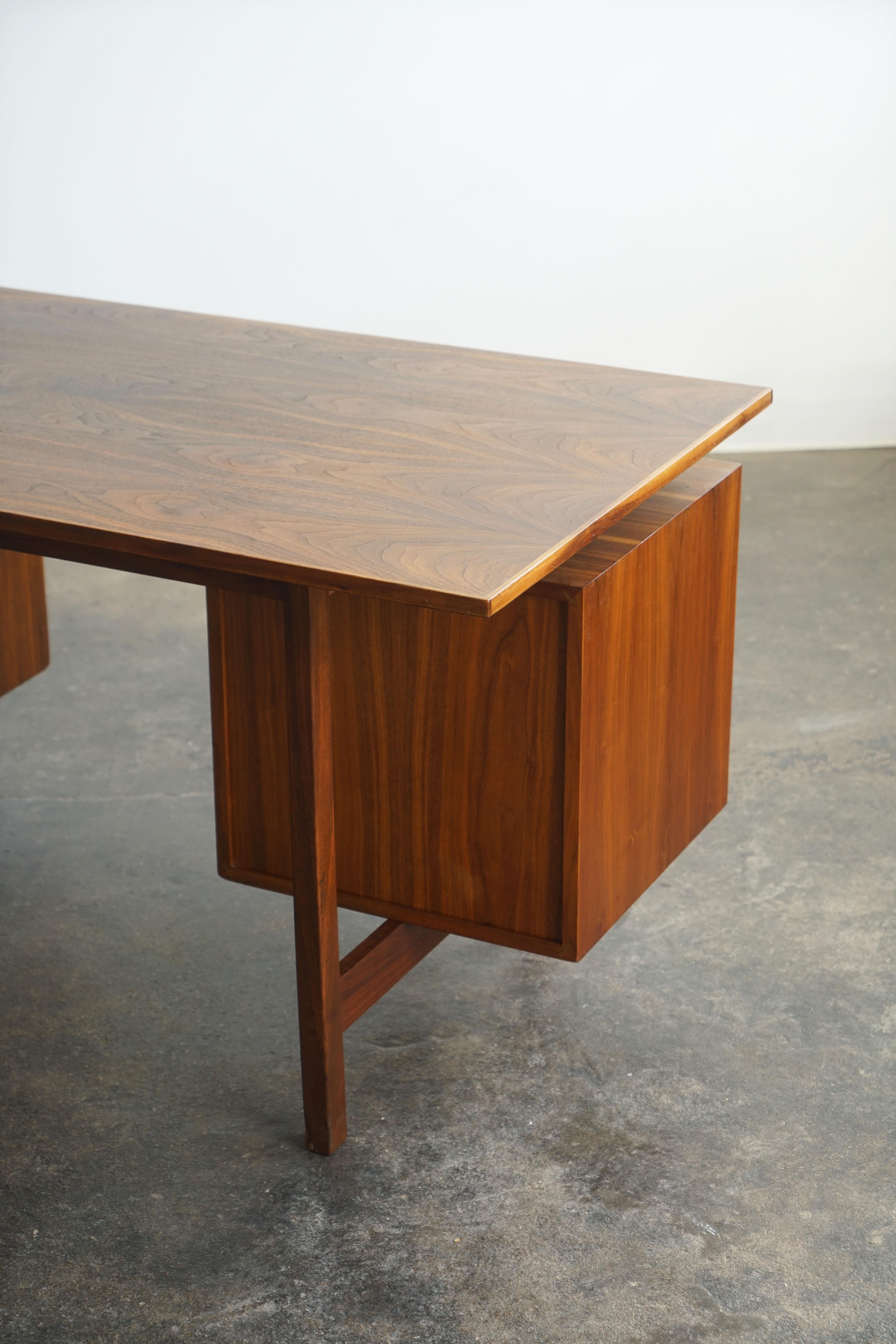 1960's Mid Century Modern Walnut Executive desk with floating top For Sale 5