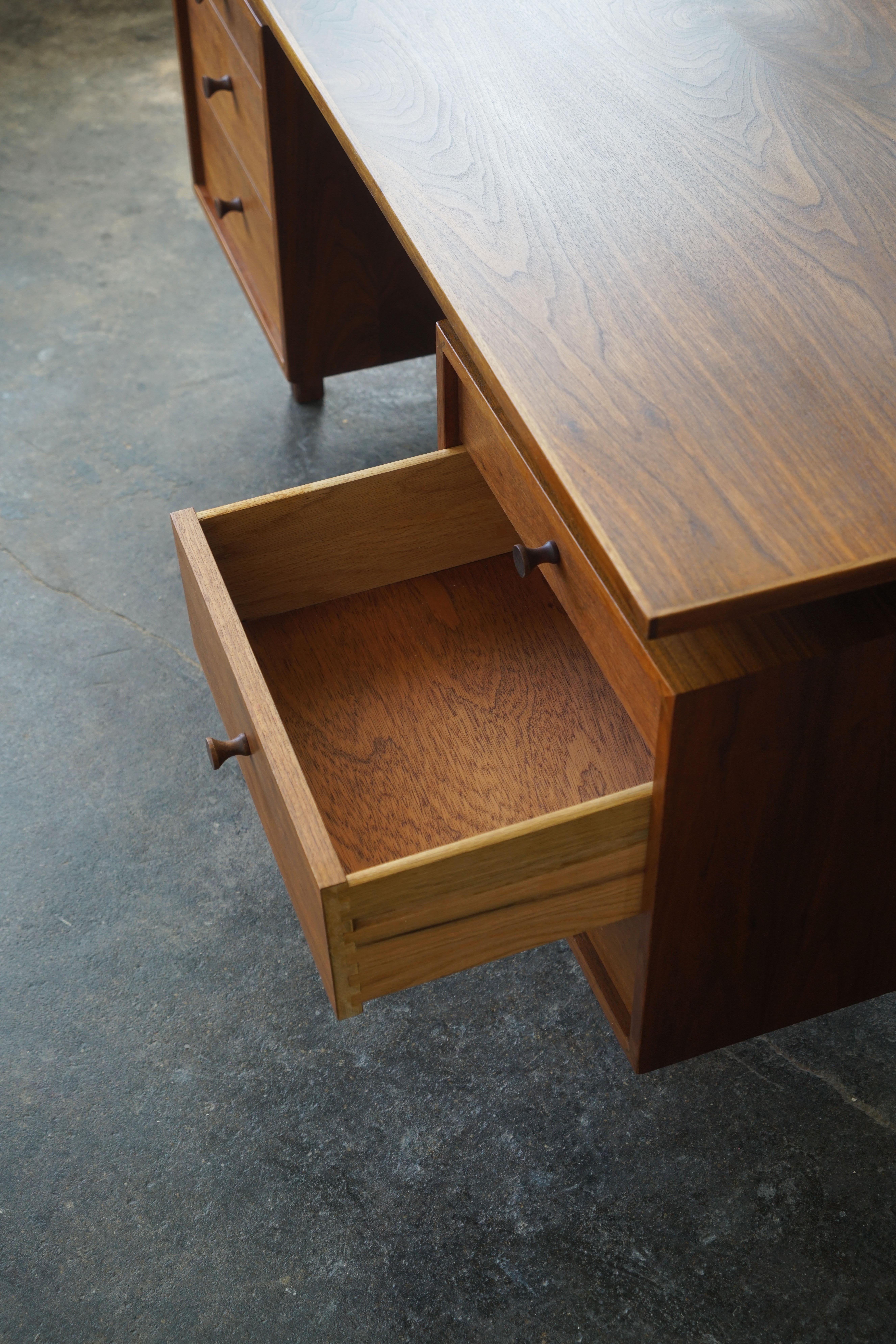1960's Mid Century Modern Walnut Executive desk with floating top For Sale 6