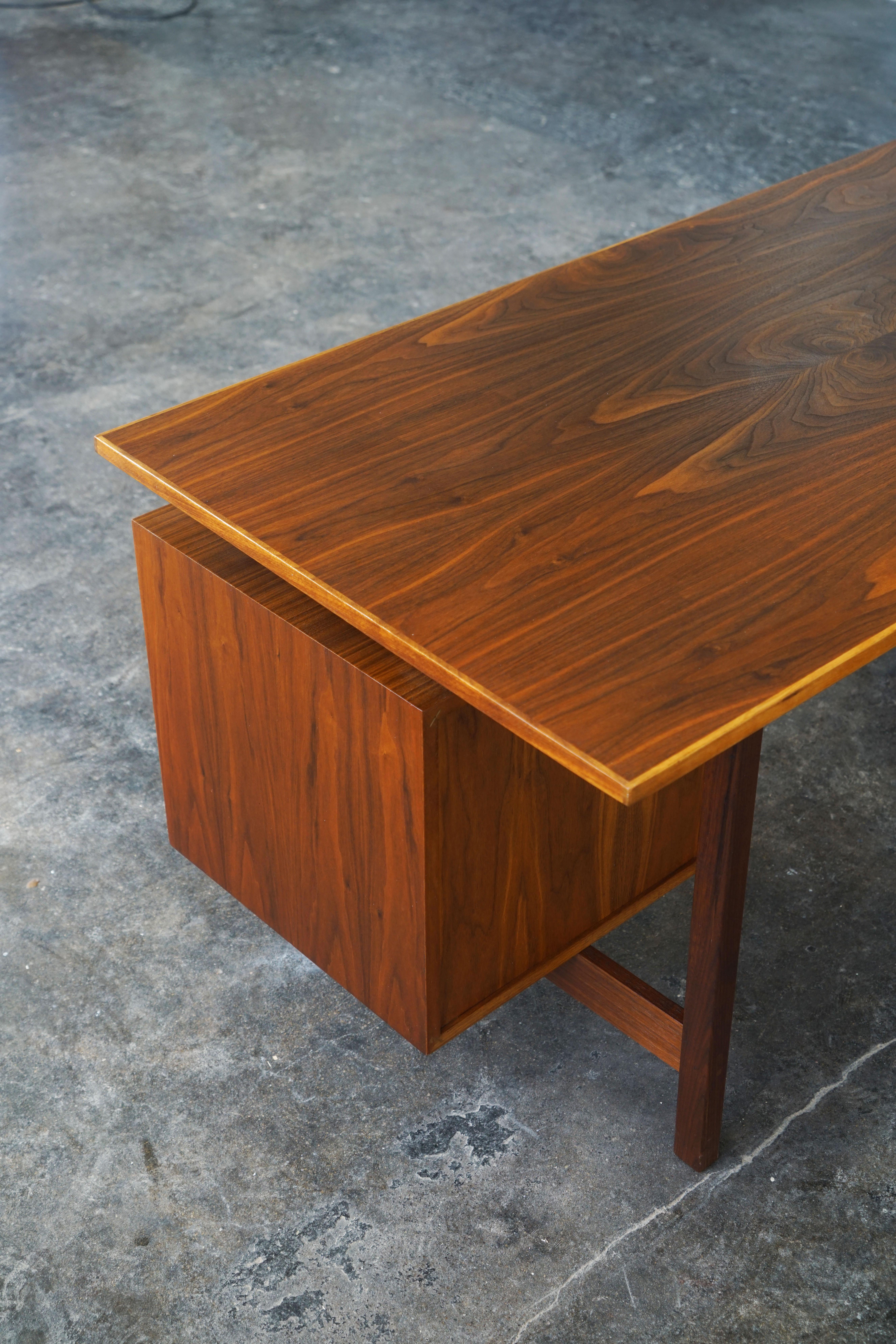 1960's Mid Century Modern Walnut Executive desk with floating top For Sale 2