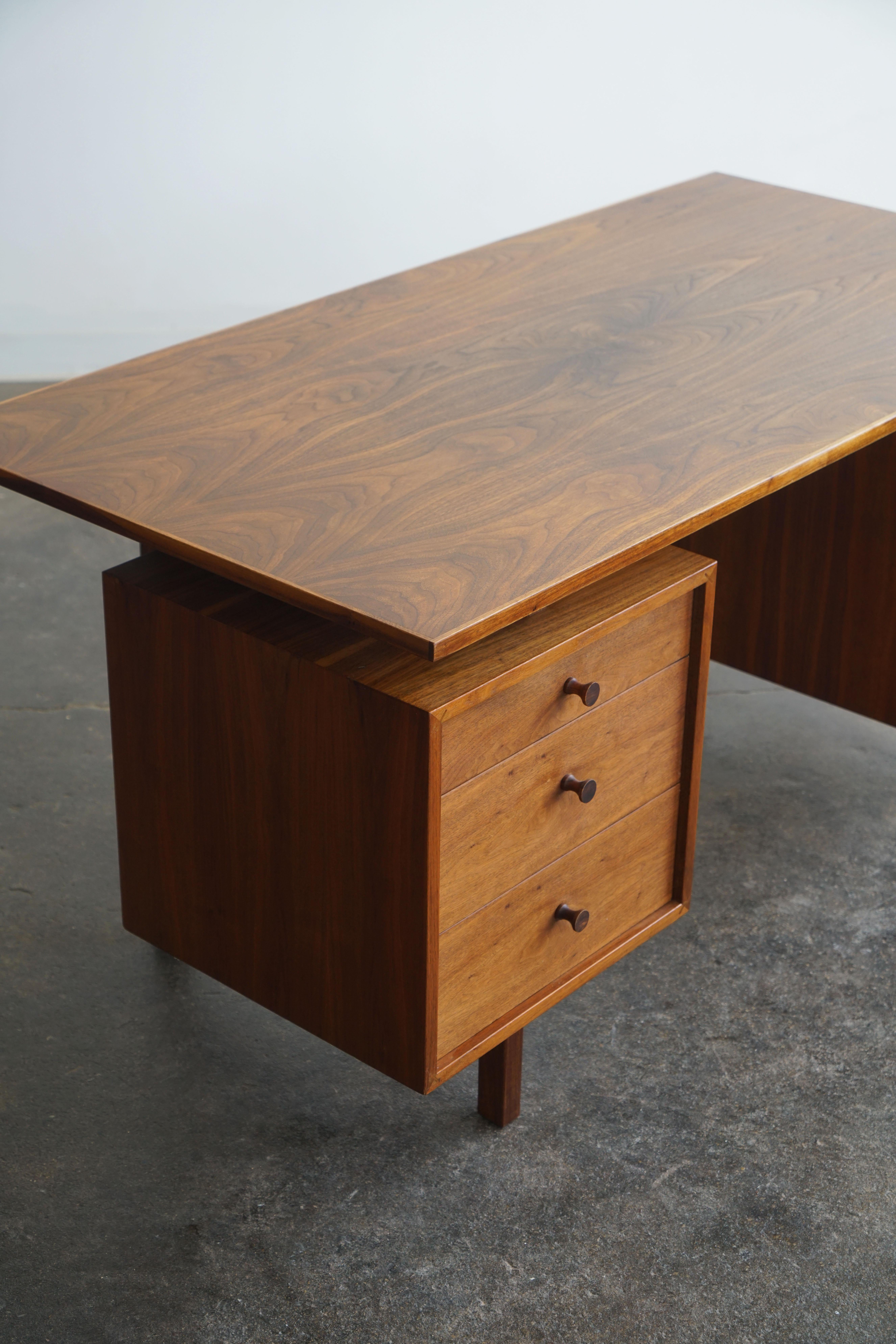 1960's Mid Century Modern Walnut Executive desk with floating top For Sale 4