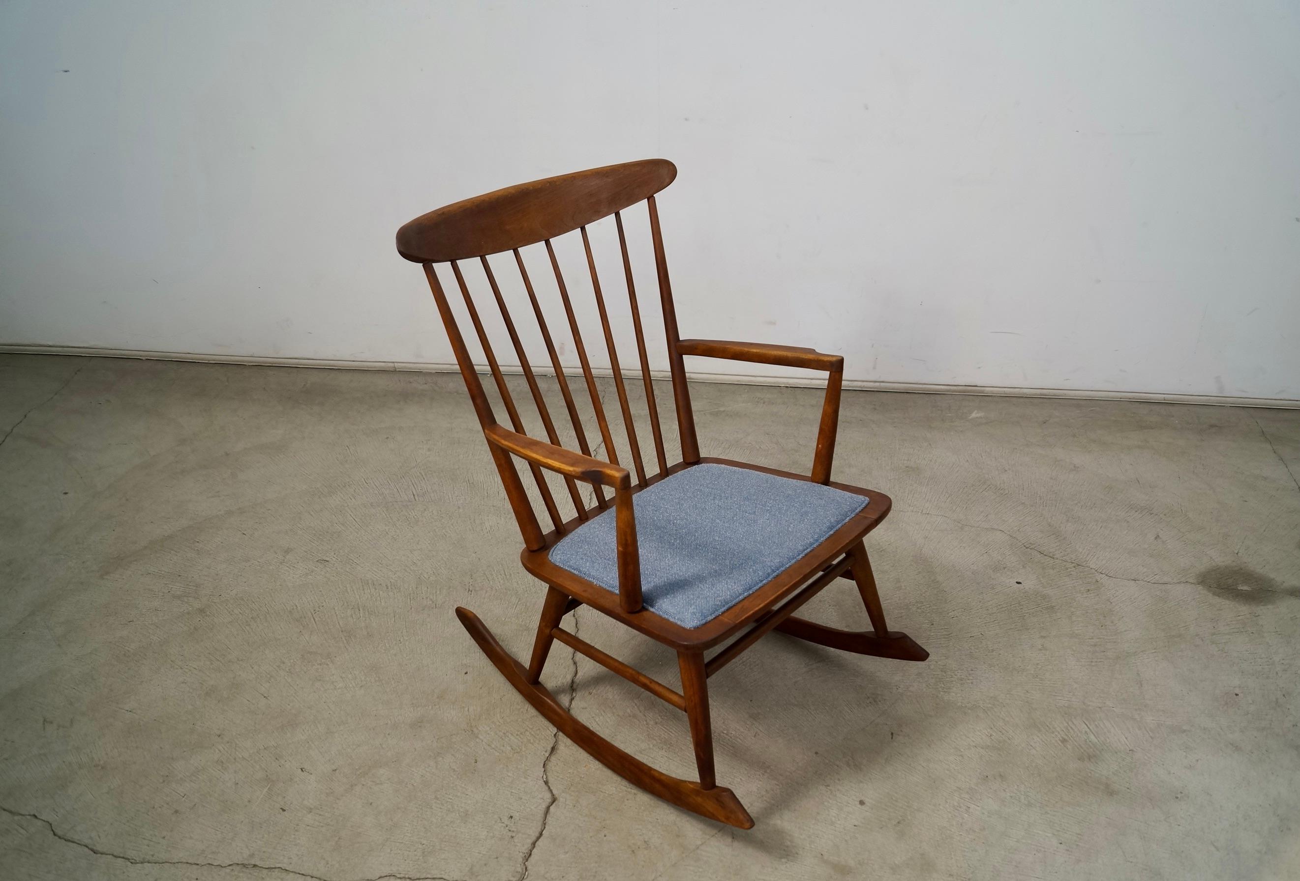 Chaise à bascule de style Mira Nakashima des années 1960, moderne du milieu du siècle dernier en vente 4